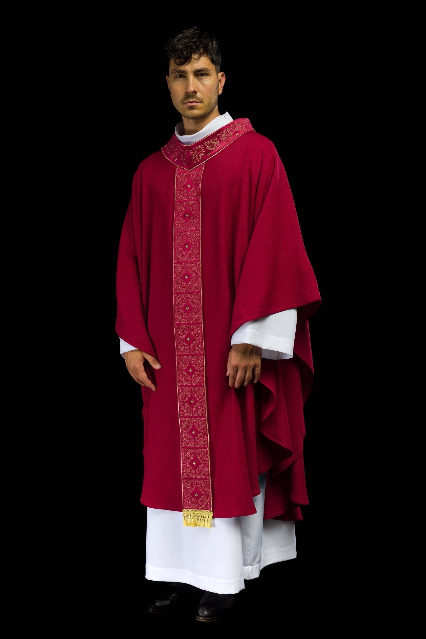 Casula con cintura e colletto riccamente ricamati in rosso S-7057-02-70 - PERILPRETE.IT