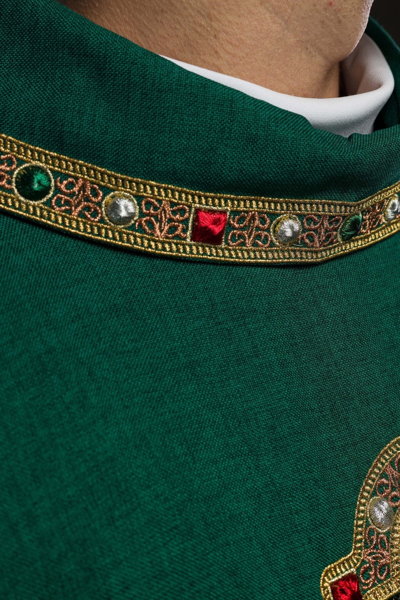 Casula con cintura ricamata intorno al ricamo IHS e al colletto di colore verde. S - 7073 - 01 - 70 - PERILPRETE.IT