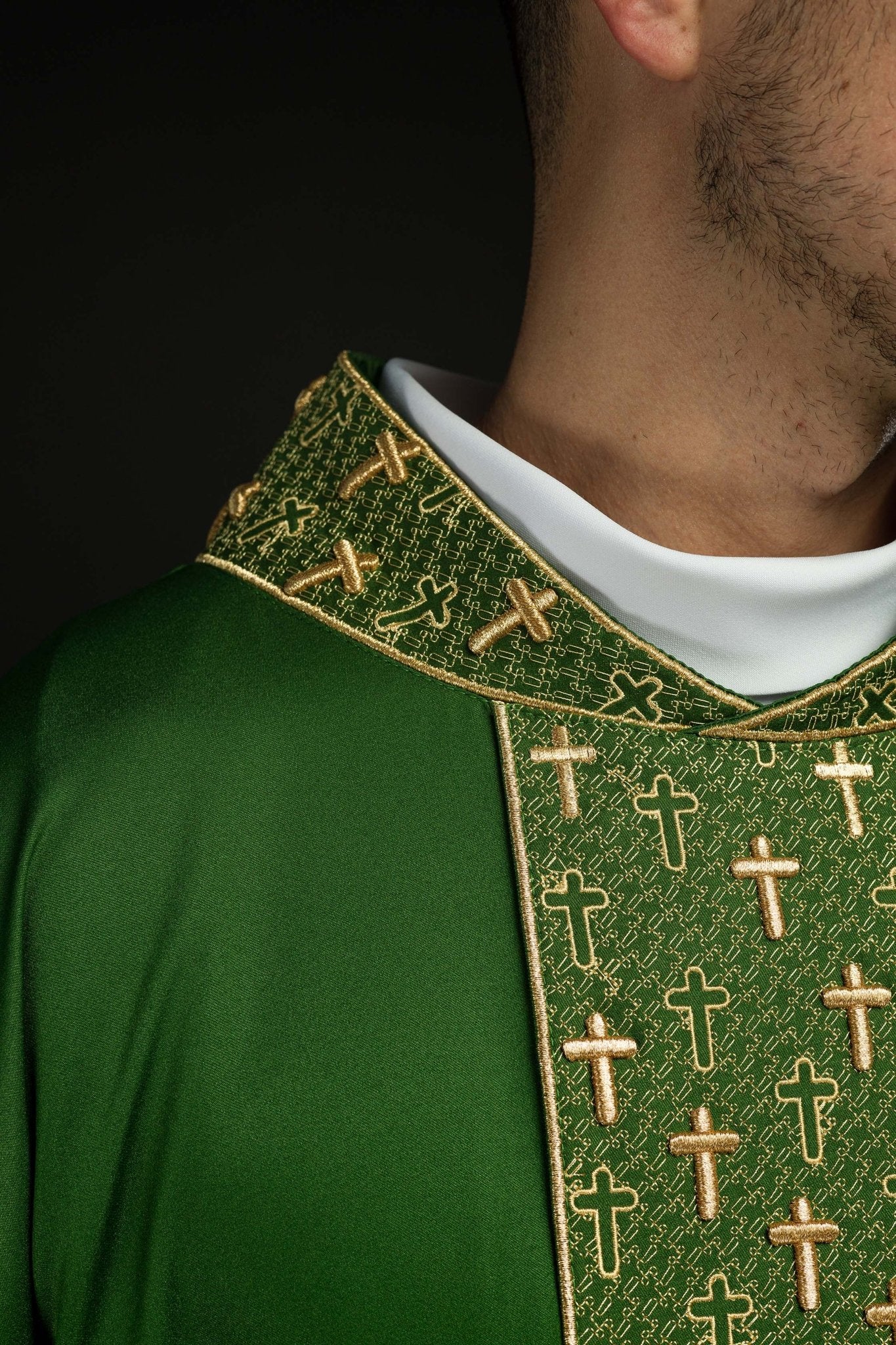 Casula con cintura riccamente ricamata a croci di colore verde S-7062-01-53 - PERILPRETE.IT