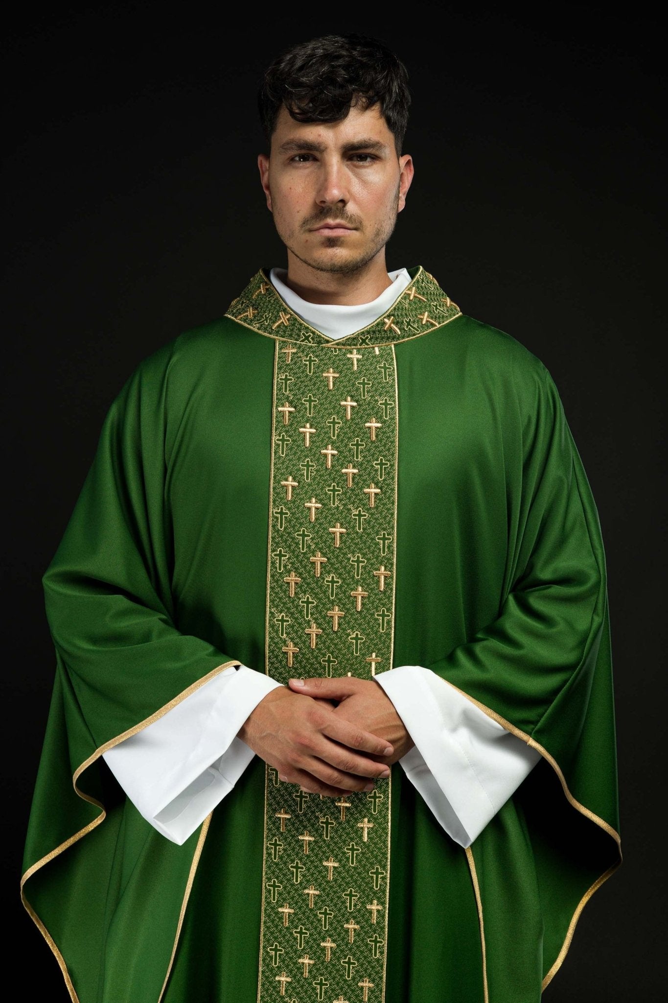 Casula con cintura riccamente ricamata a croci di colore verde S-7062-01-53 - PERILPRETE.IT