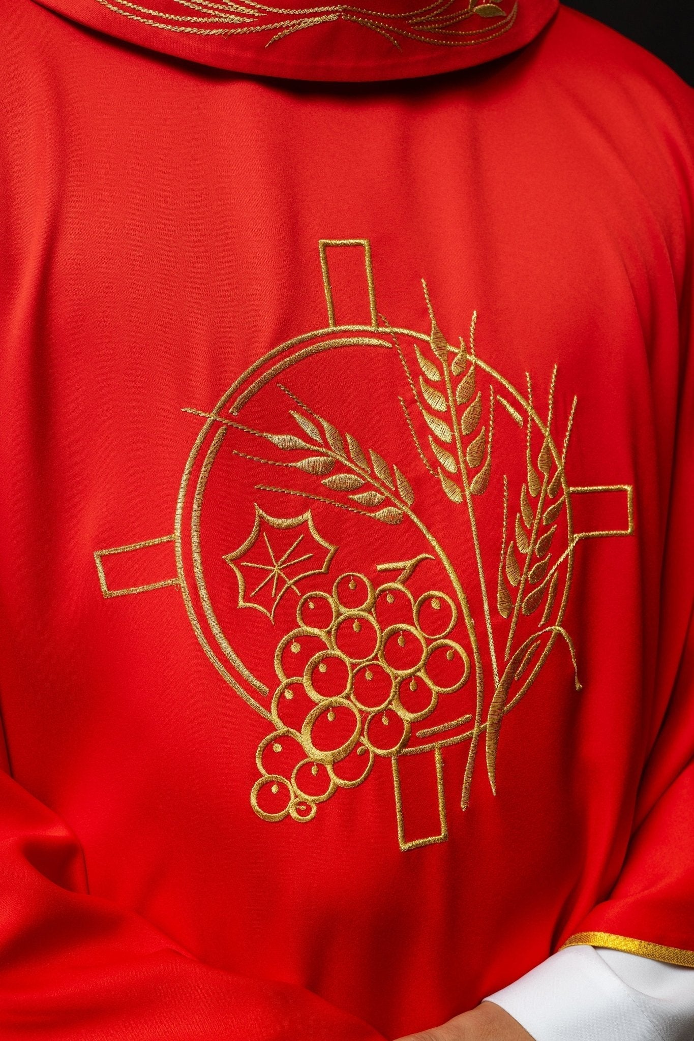 Casula con croce ricamata e motivi di spighe rosse S - 7054 - 02 - 53 - PERILPRETE.IT