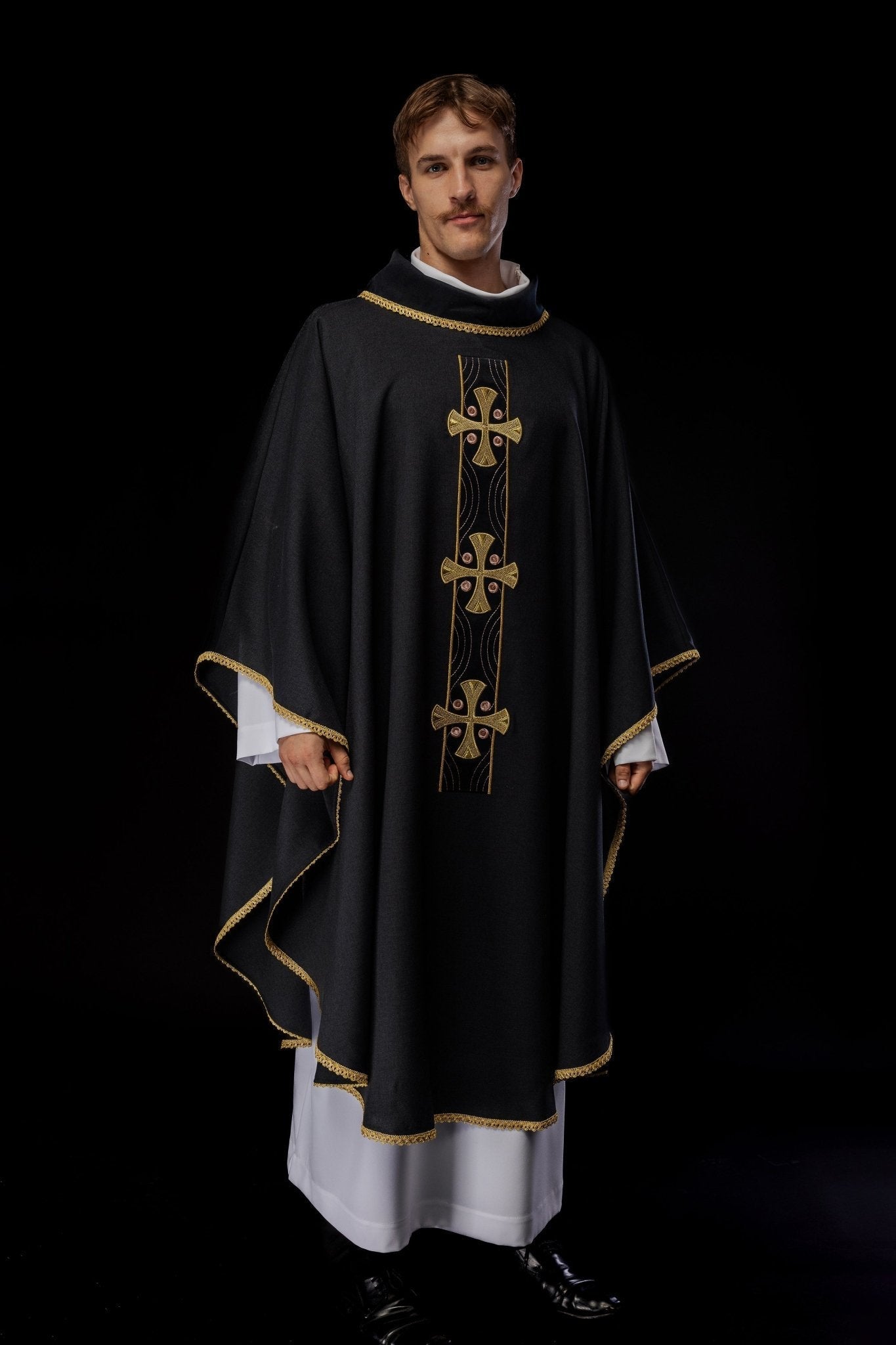 Casula con croci ricamate in oro e bordatura del colletto in nero S - 7068 - 07 - 70 - PERILPRETE.IT