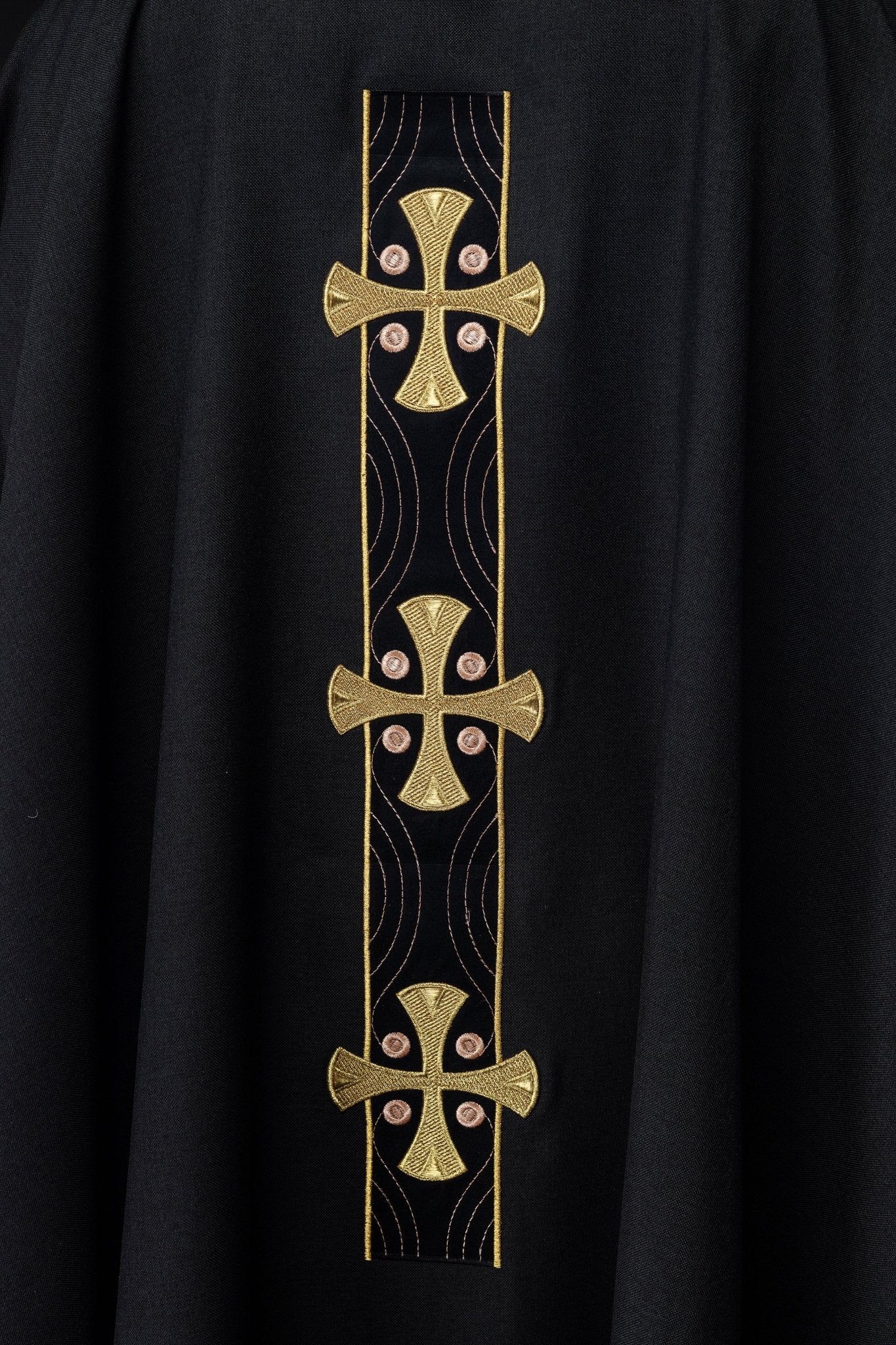Casula con croci ricamate in oro e bordatura del colletto in nero S - 7068 - 07 - 70 - PERILPRETE.IT