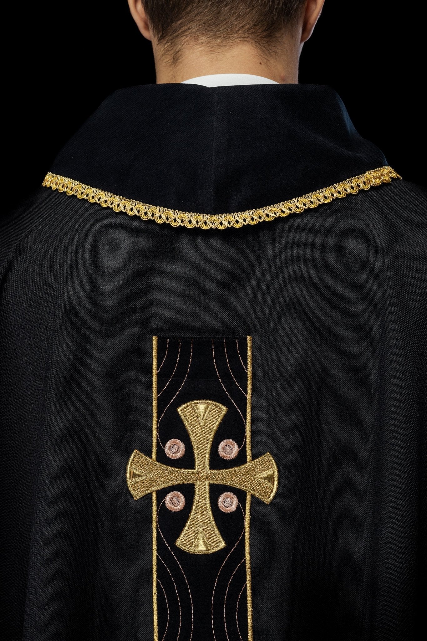 Casula con croci ricamate in oro e bordatura del colletto in nero S - 7068 - 07 - 70 - PERILPRETE.IT