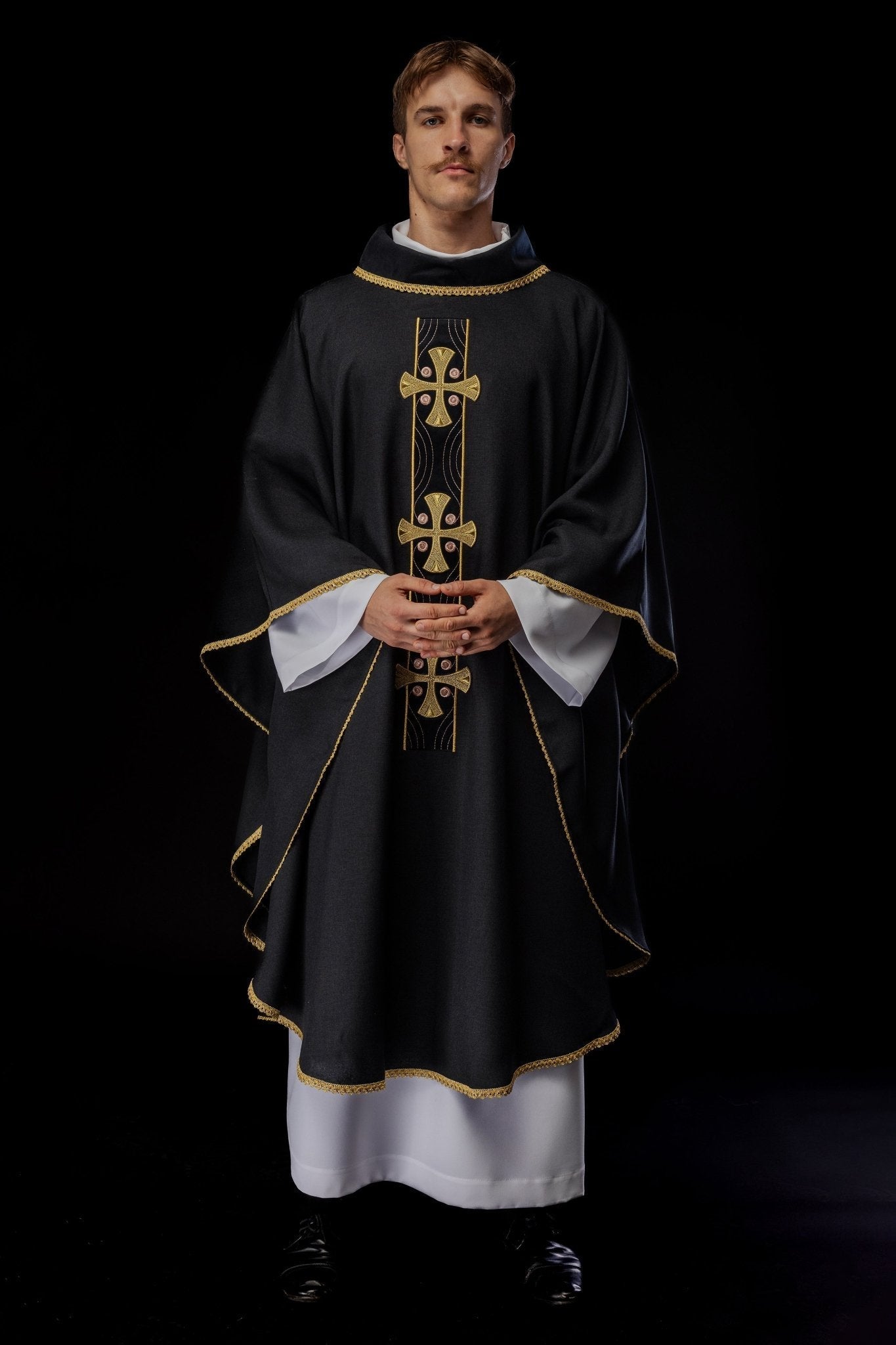 Casula con croci ricamate in oro e bordatura del colletto in nero S - 7068 - 07 - 70 - PERILPRETE.IT