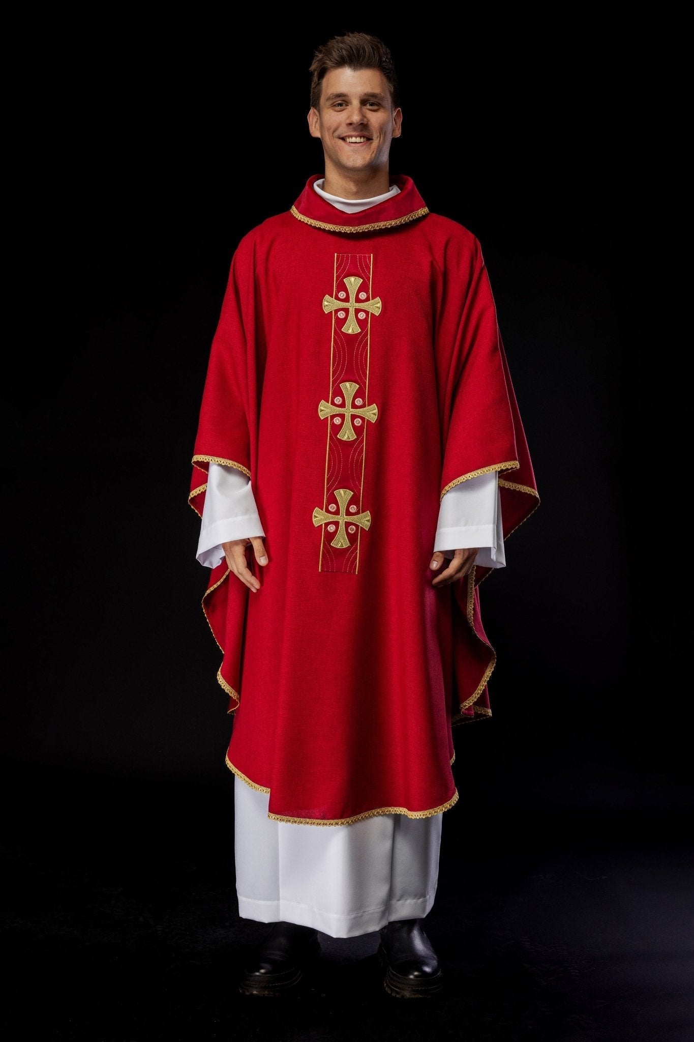 Casula con croci ricamate in oro e bordatura del colletto in rosso S - 7068 - 02 - 70 - PERILPRETE.IT
