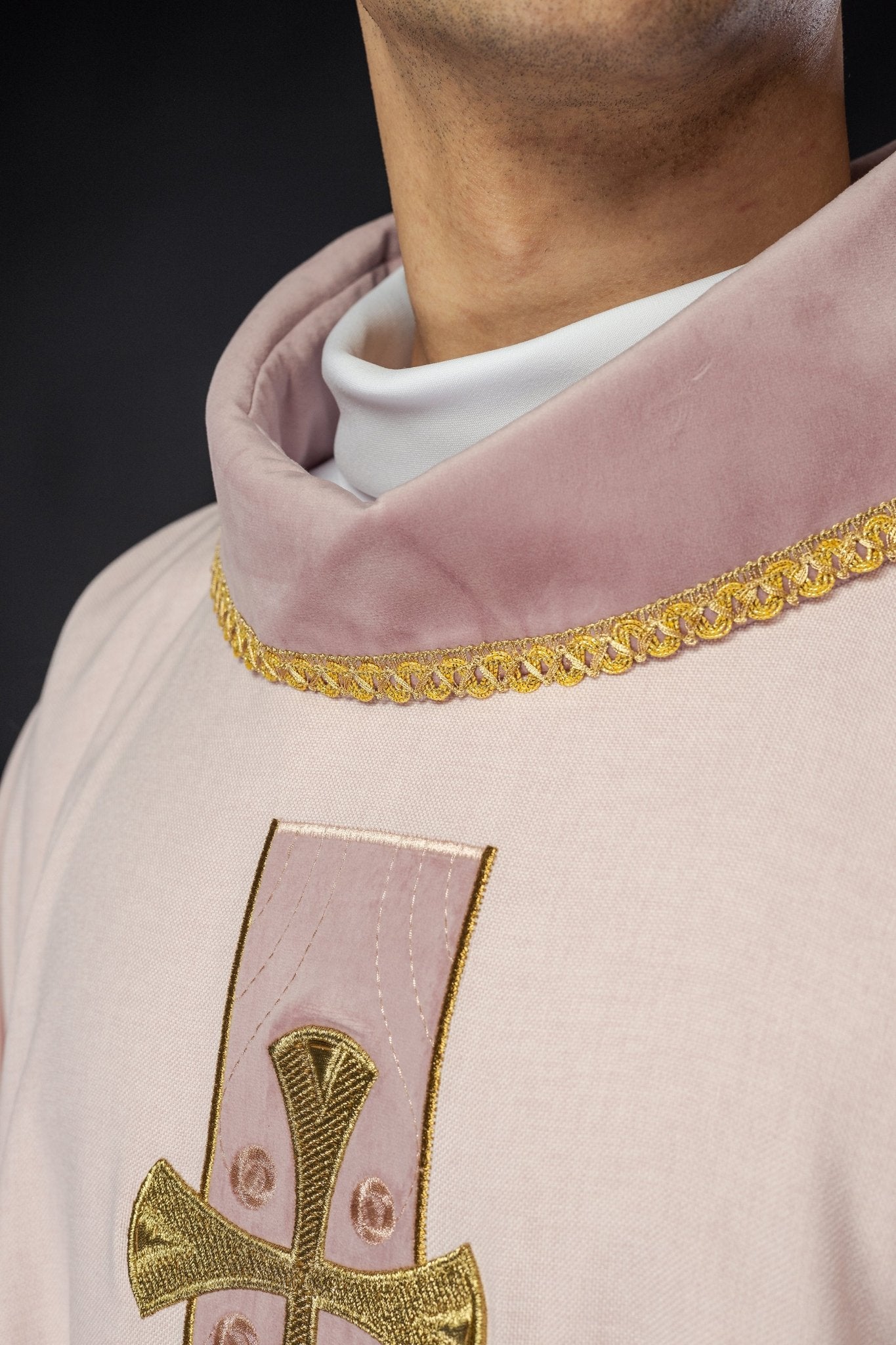 Casula con croci ricamate in oro e profili sul colletto in rosa S - 7068 - 08 - 70 - PERILPRETE.IT