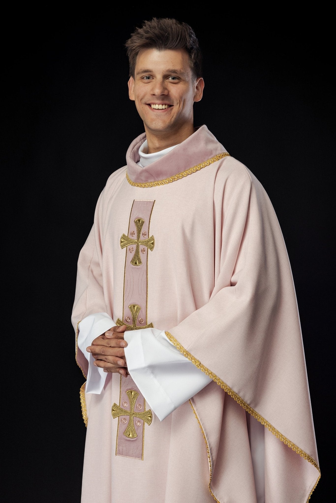 Casula con croci ricamate in oro e profili sul colletto in rosa S - 7068 - 08 - 70 - PERILPRETE.IT