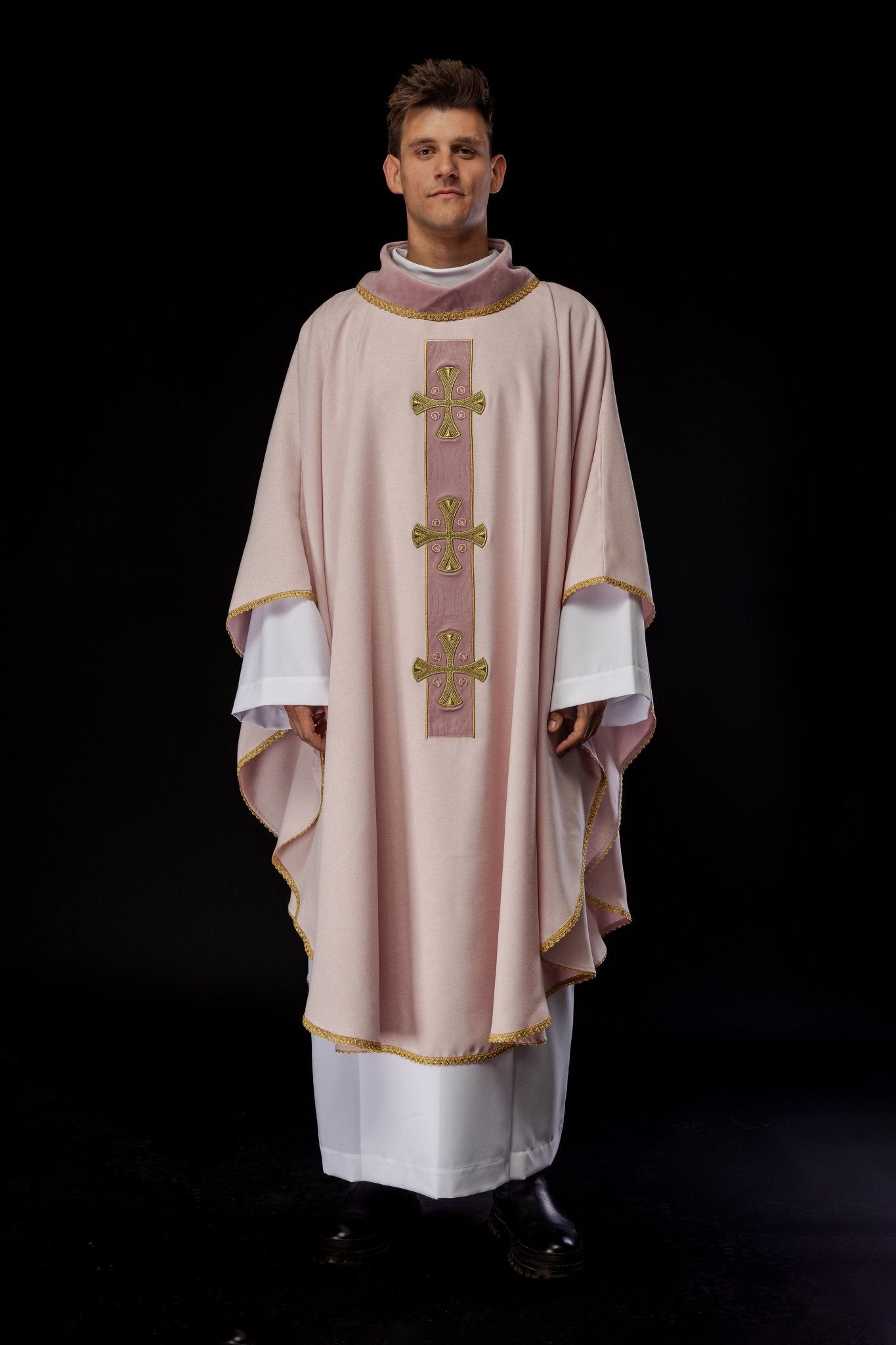 Casula con croci ricamate in oro e profili sul colletto in rosa S - 7068 - 08 - 70 - PERILPRETE.IT
