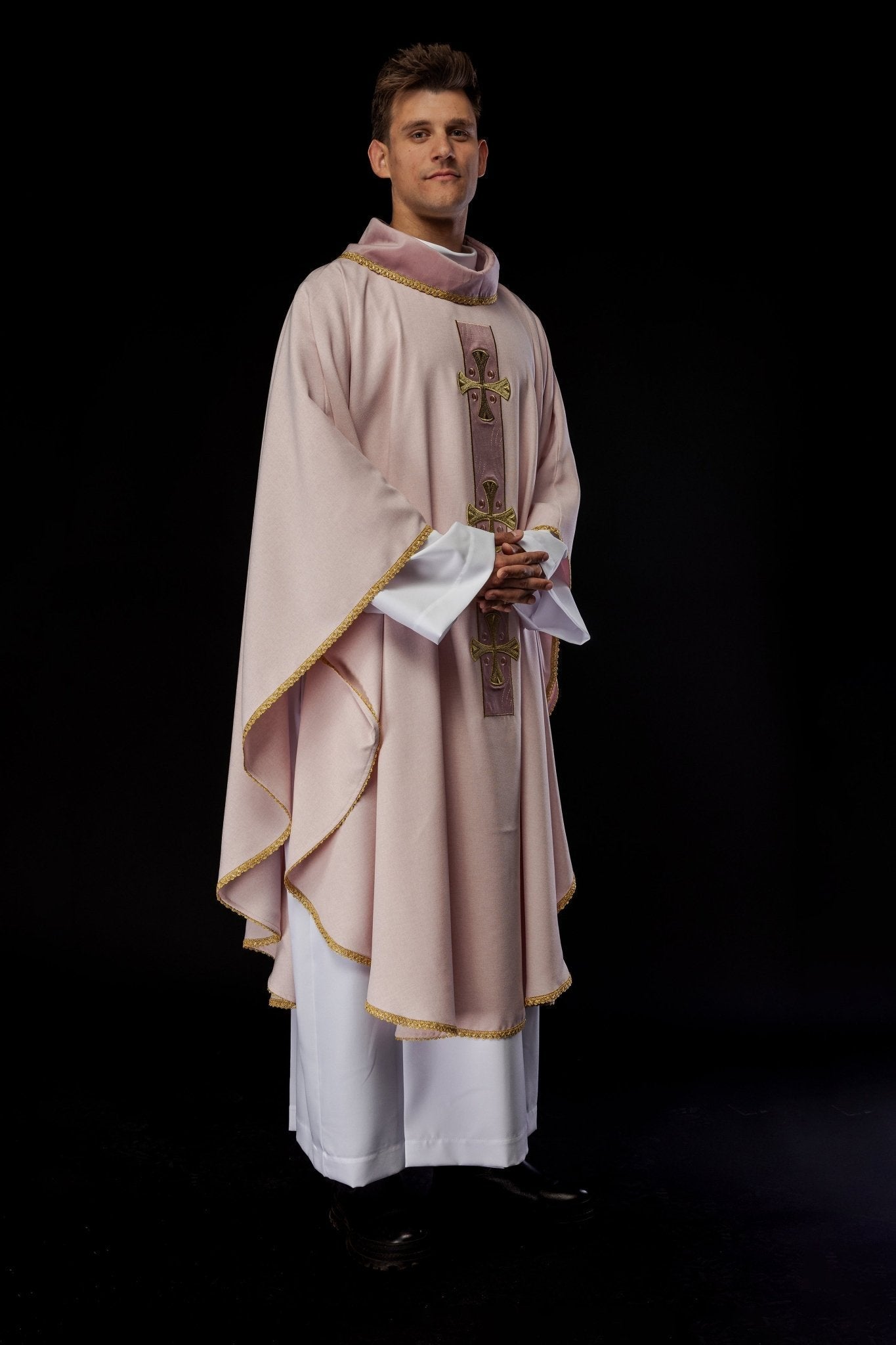 Casula con croci ricamate in oro e profili sul colletto in rosa S - 7068 - 08 - 70 - PERILPRETE.IT