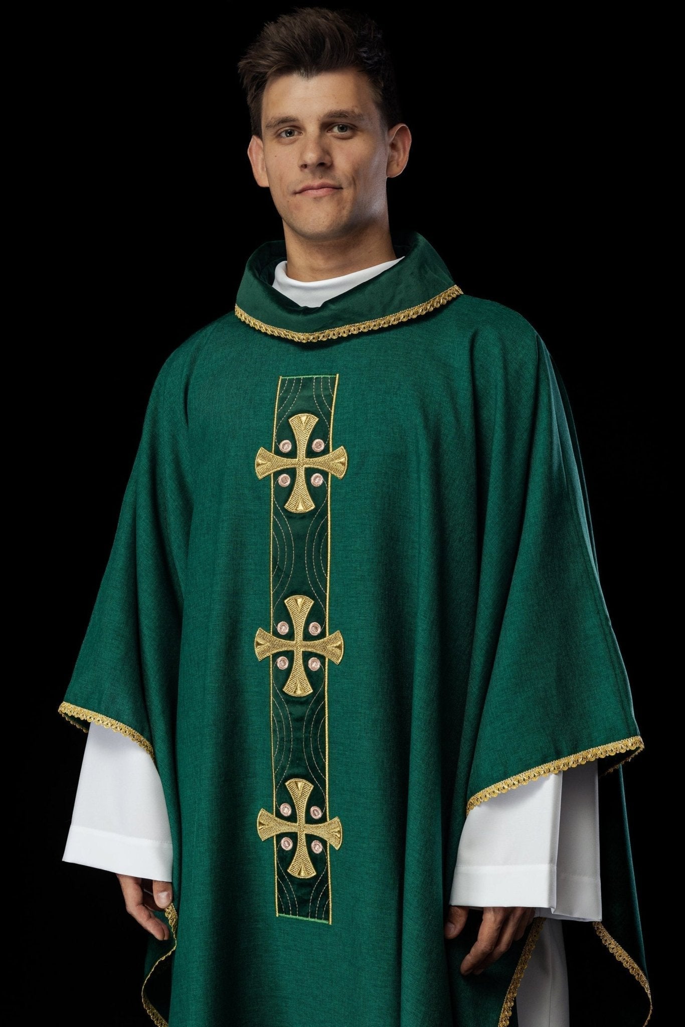 Casula con croci ricamate in oro e profili sul colletto in verde S - 7068 - 01 - 70 - PERILPRETE.IT