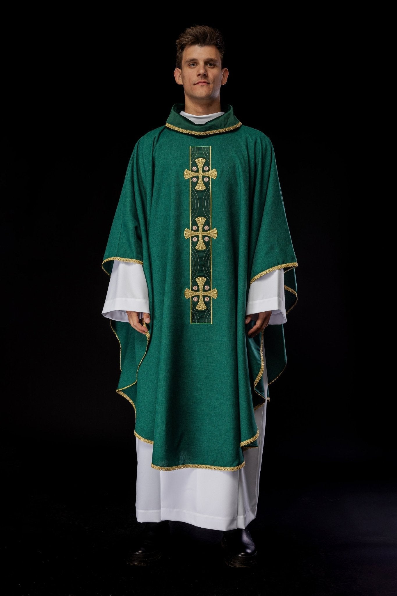 Casula con croci ricamate in oro e profili sul colletto in verde S - 7068 - 01 - 70 - PERILPRETE.IT