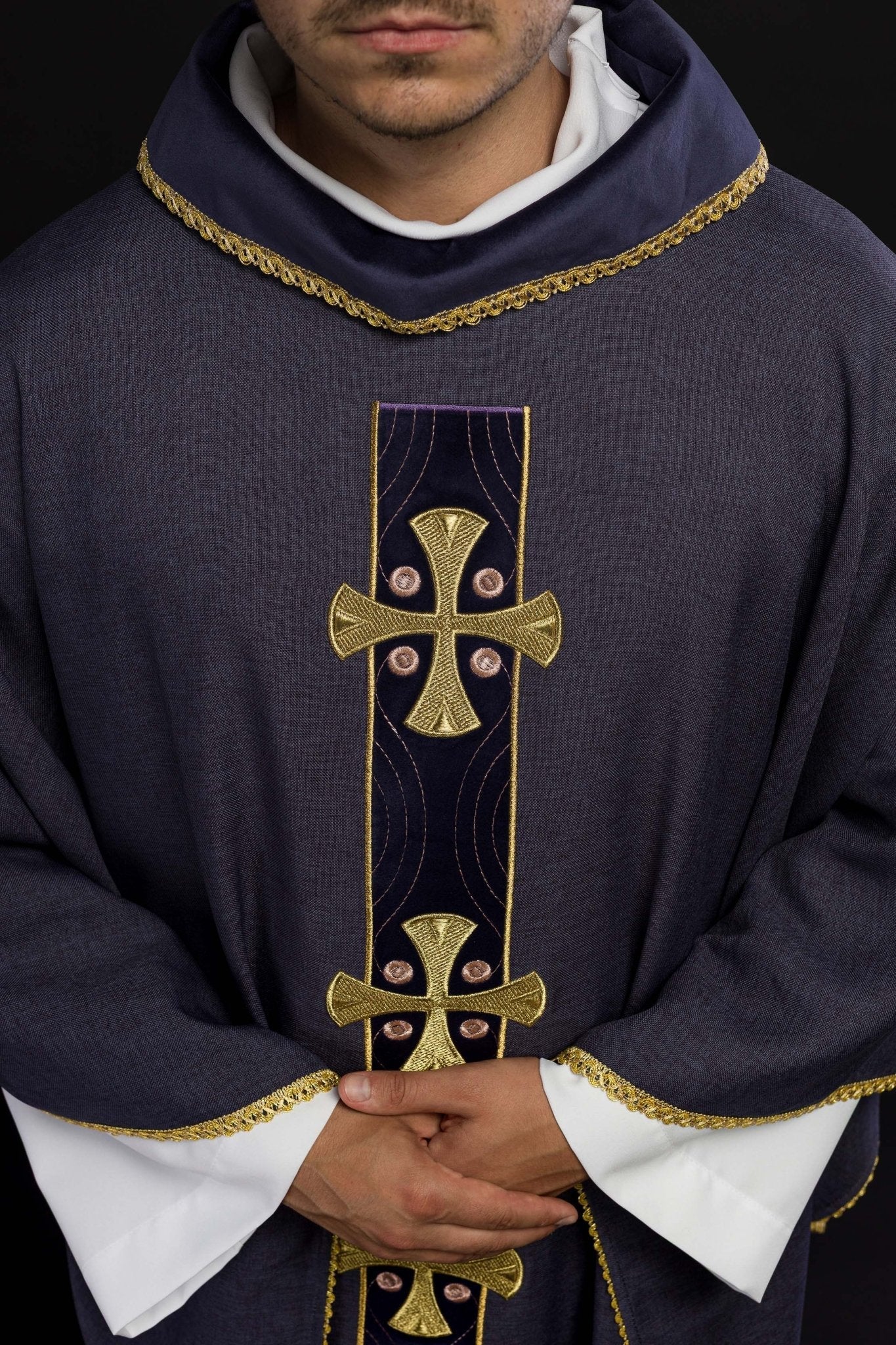 Casula con croci ricamate in oro e profili sul colletto in viola S - 7068 - 03 - 70 - PERILPRETE.IT