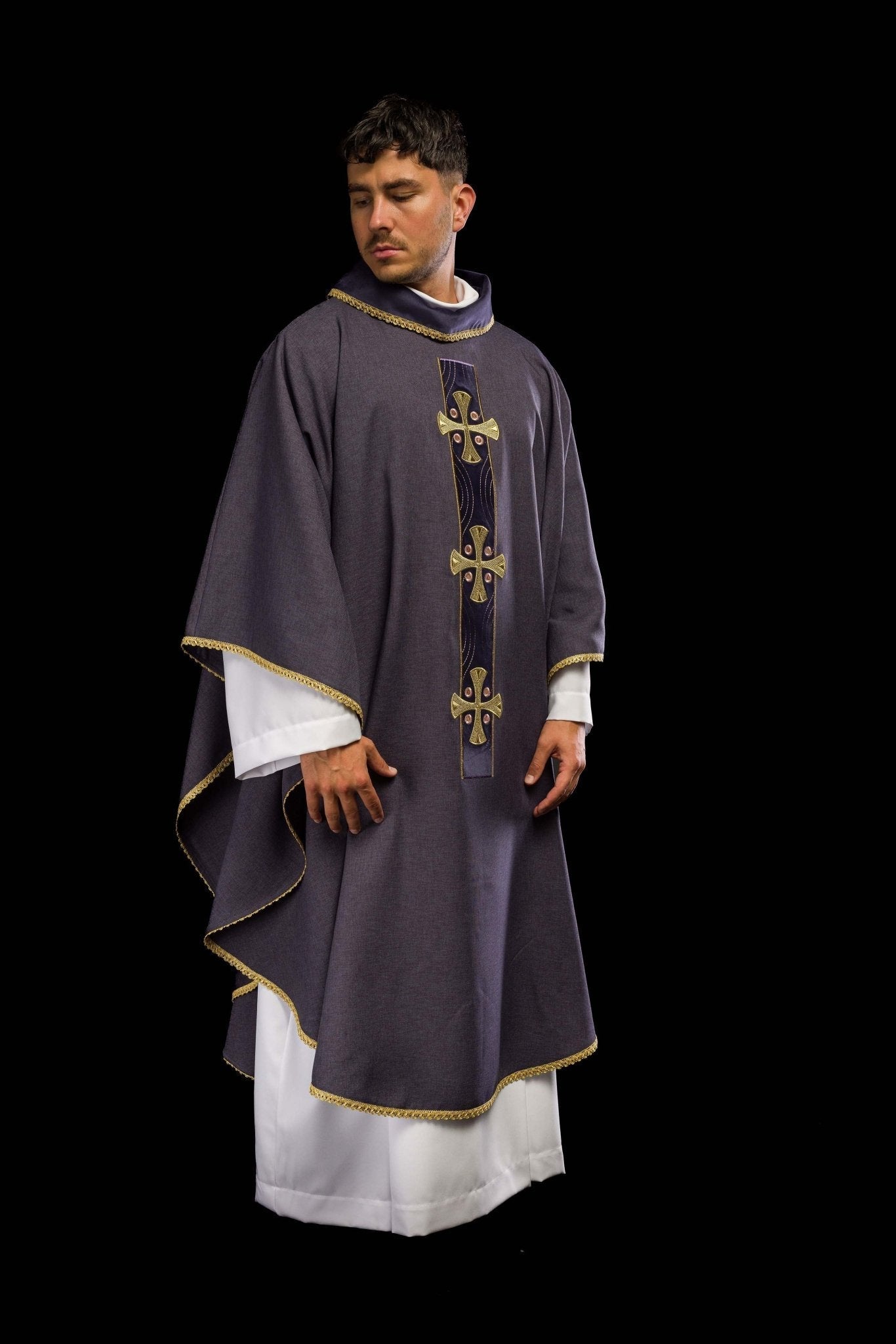 Casula con croci ricamate in oro e profili sul colletto in viola S - 7068 - 03 - 70 - PERILPRETE.IT