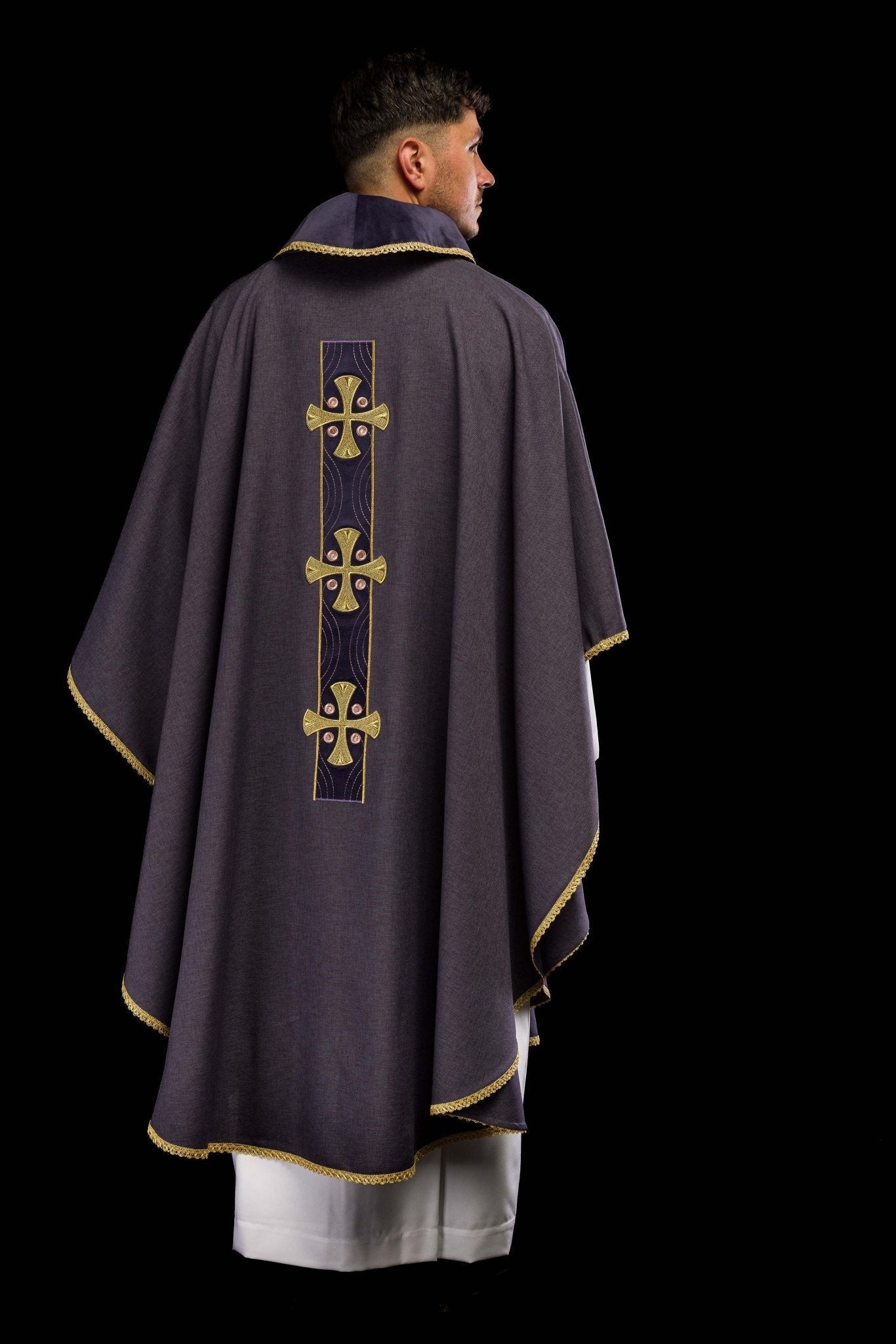 Casula con croci ricamate in oro e profili sul colletto in viola S - 7068 - 03 - 70 - PERILPRETE.IT