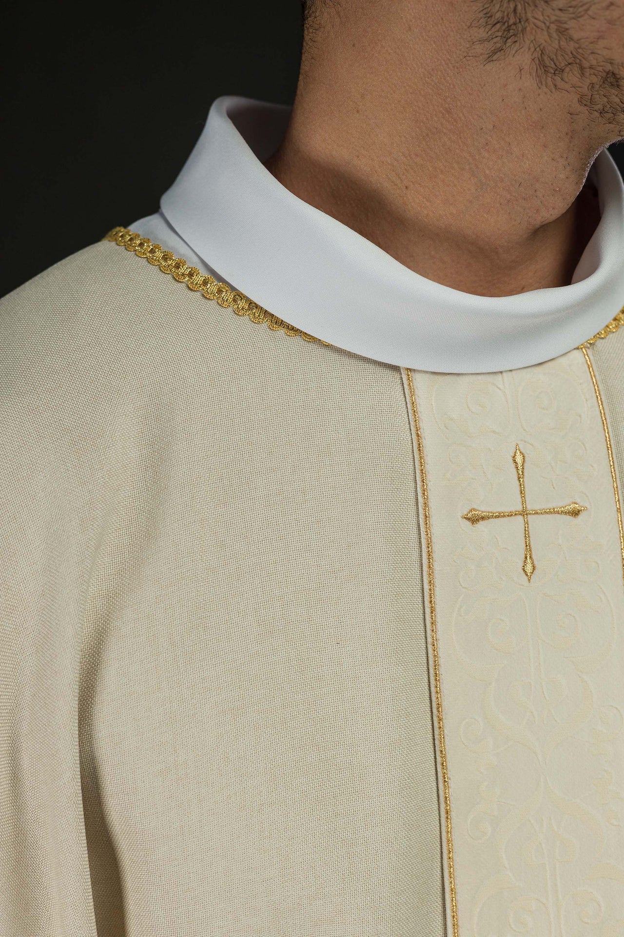 Casula di colore écru con fascia ricamata a croci LE/7074/05 - PERILPRETE.IT