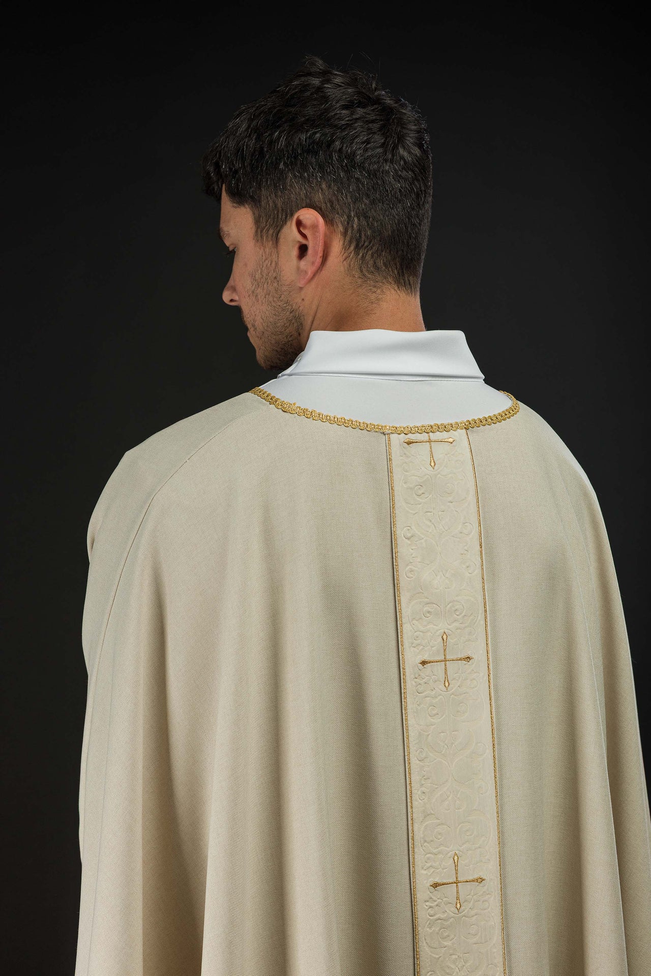 Casula di colore écru con fascia ricamata a croci LE/7074/05 - PERILPRETE.IT