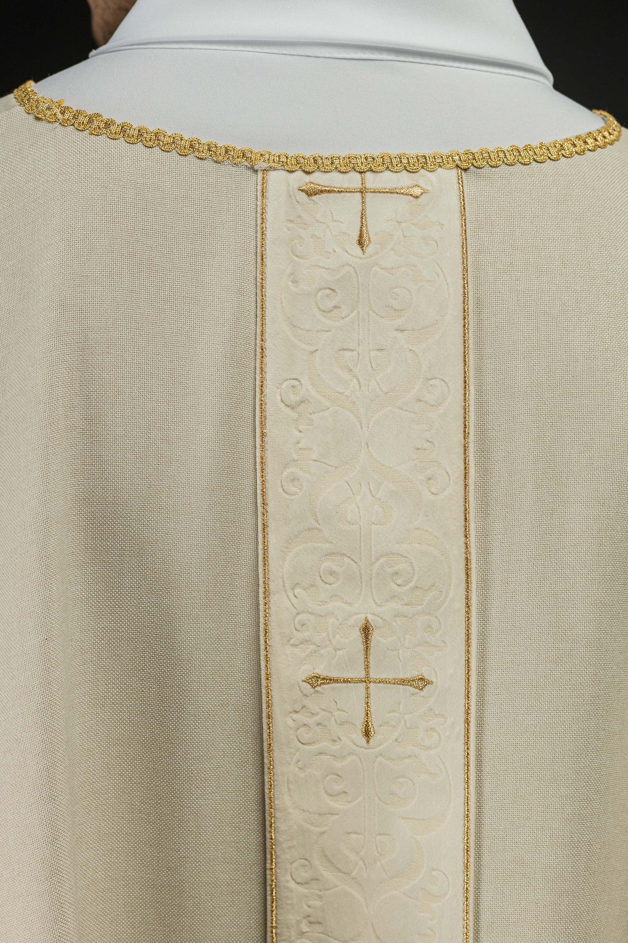 Casula di colore écru con fascia ricamata a croci LE/7074/05 - PERILPRETE.IT