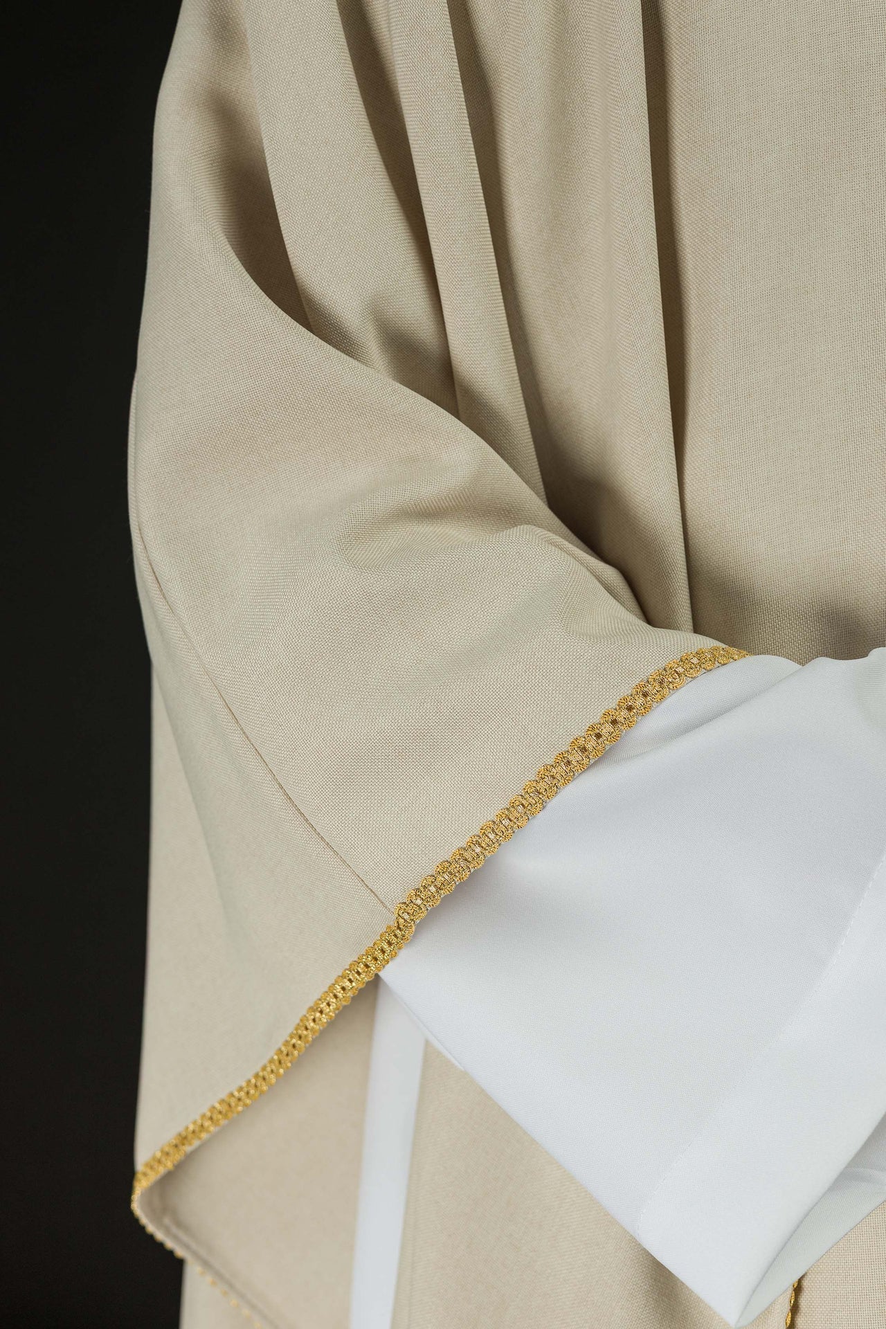 Casula di colore écru con fascia ricamata a croci LE/7074/05 - PERILPRETE.IT