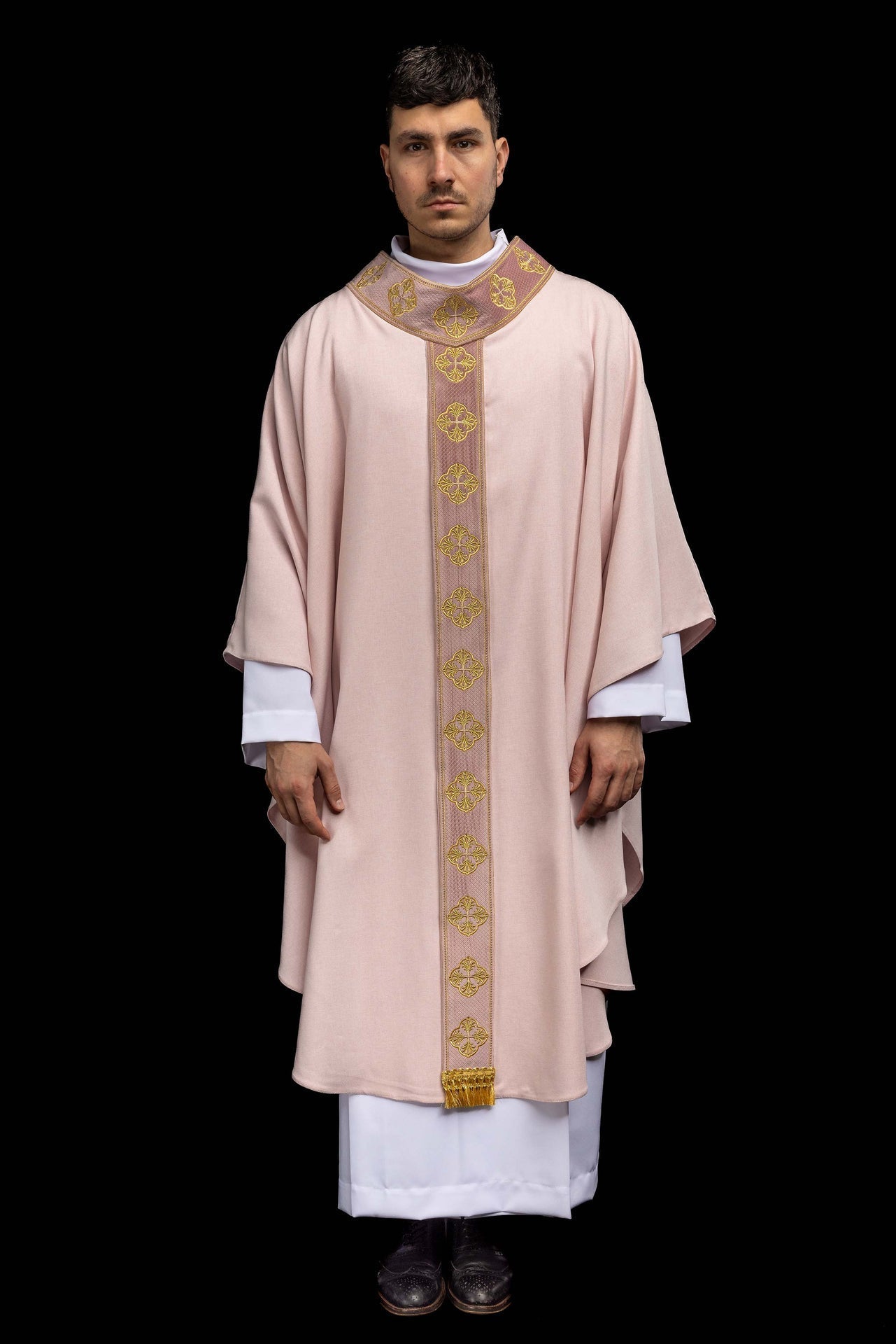Casula di colore rosa con fascia e colletto ricamati con croci S-7069-08-70 - PERILPRETE.IT