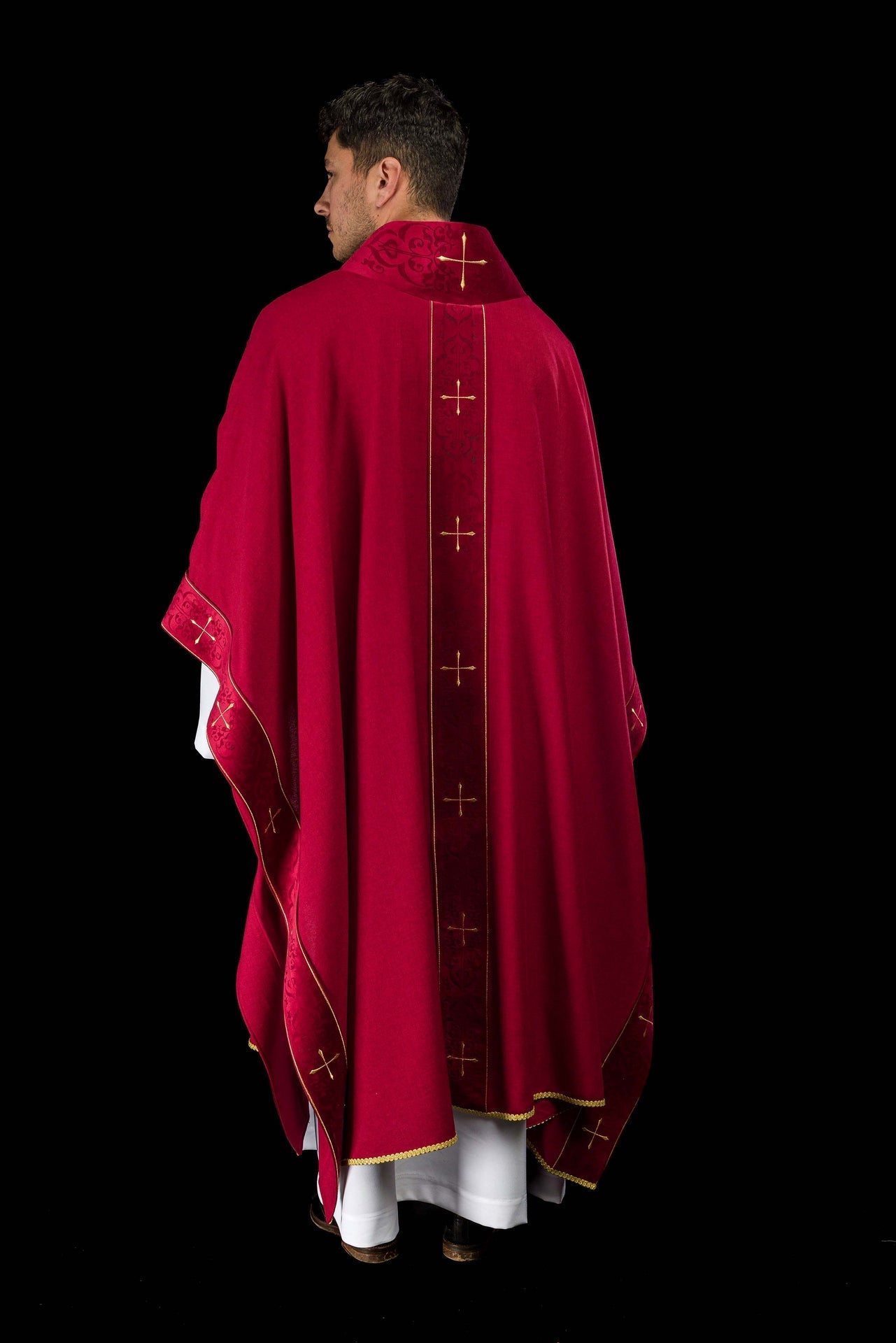 Casula di colore rosso con fascia e colletto ricamati a croci LE/7073/02 - PERILPRETE.IT