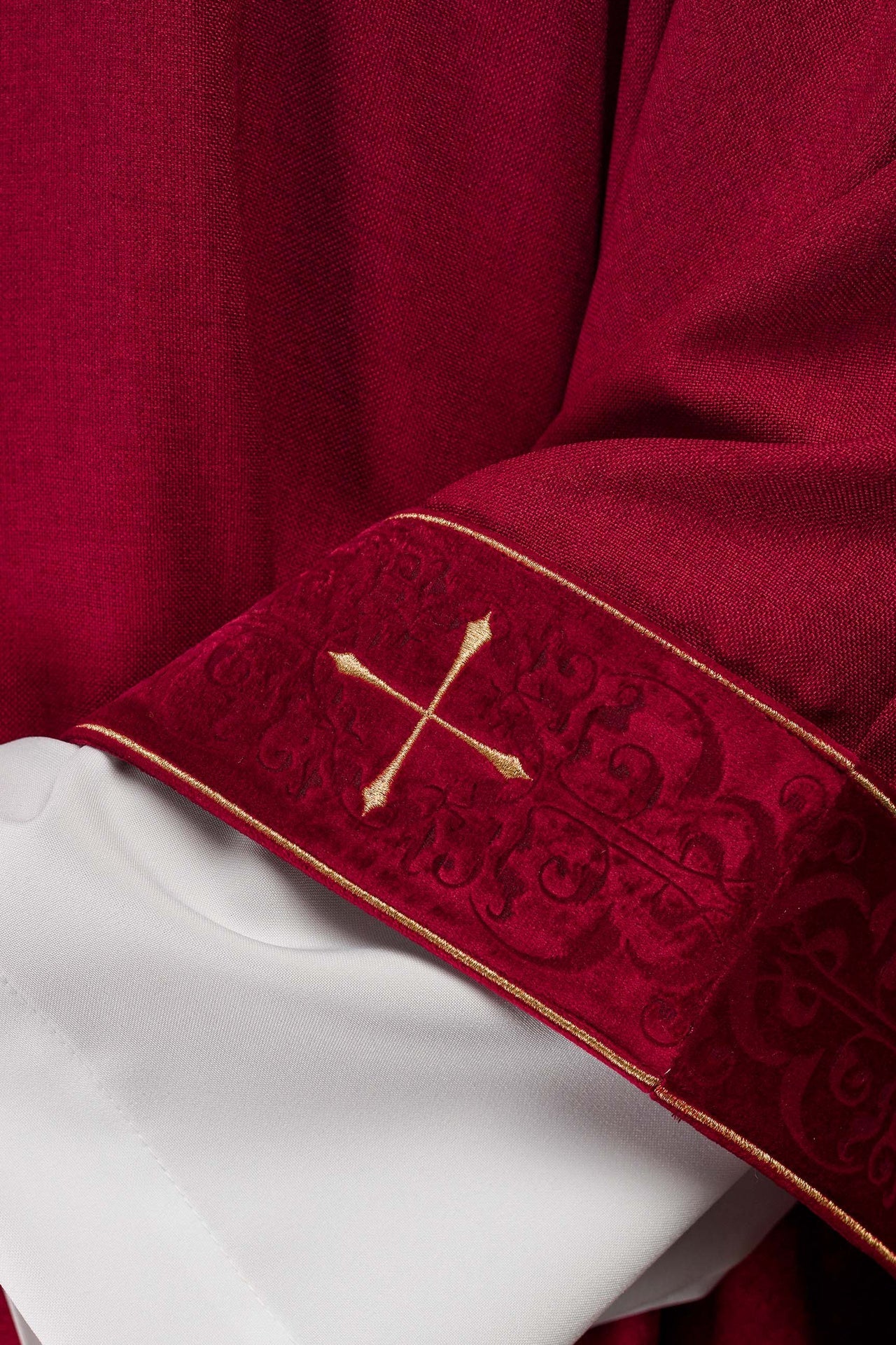 Casula di colore rosso con fascia e colletto ricamati a croci LE/7073/02 - PERILPRETE.IT