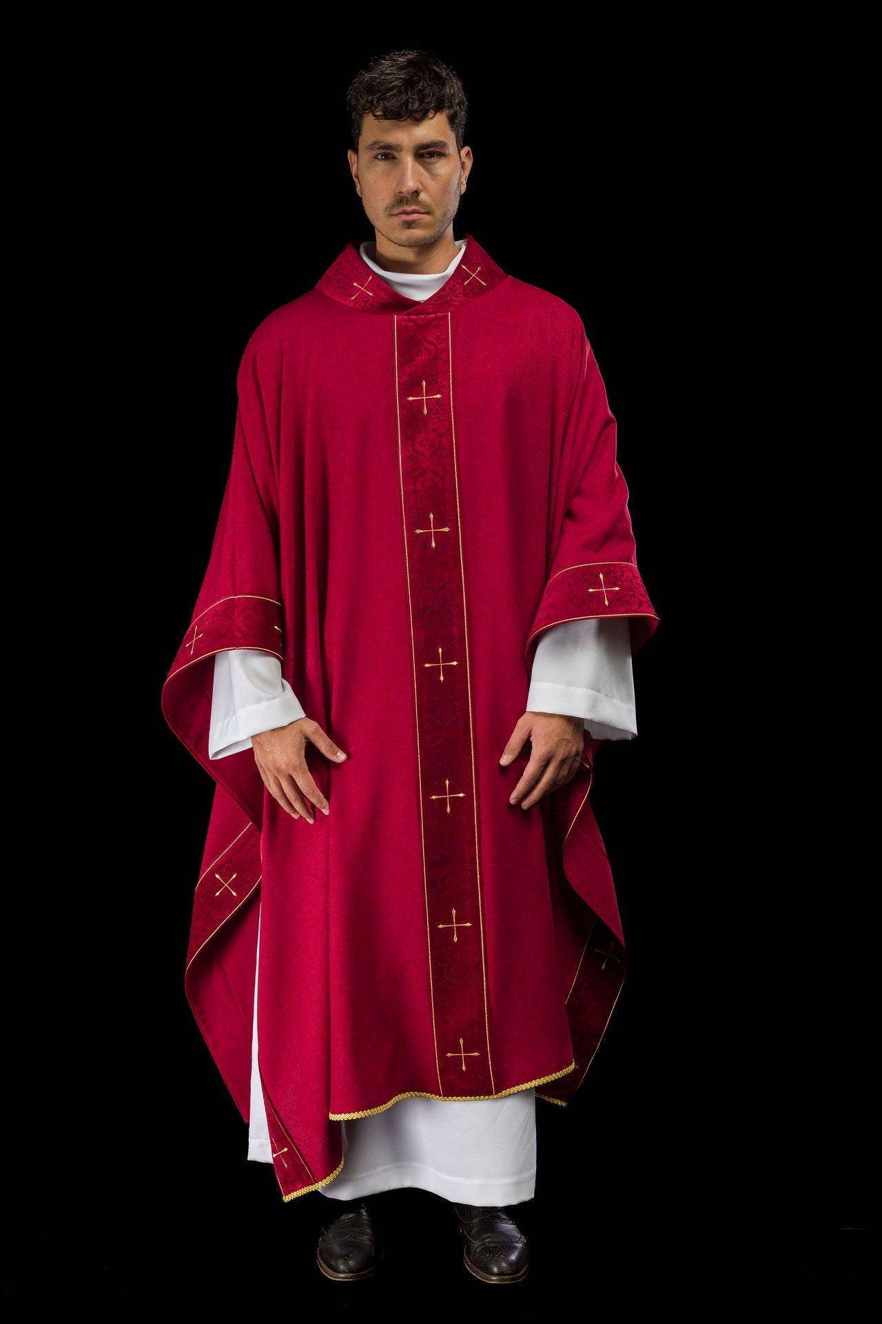 Casula di colore rosso con fascia e colletto ricamati a croci LE/7073/02 - PERILPRETE.IT