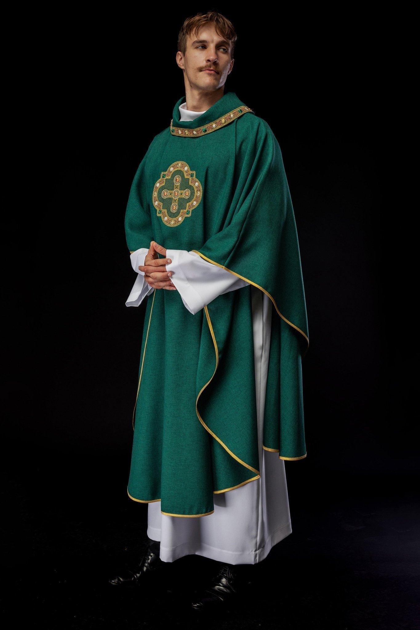 Casula di colore verde con bordino ricamato sul colletto e intorno al ricamo della croce S - 7066 - 01 - 70 - PERILPRETE.IT