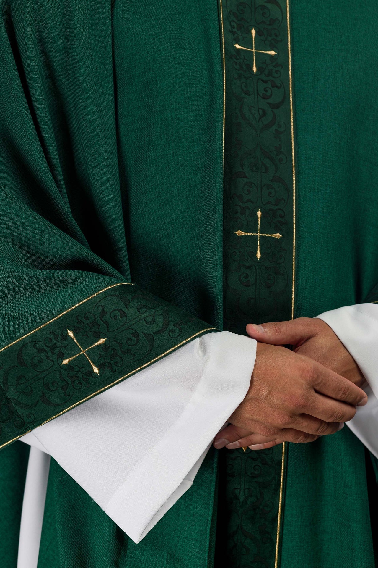 Casula di colore verde con fascia e colletto ricamati a croci LE/7073/01 - PERILPRETE.IT