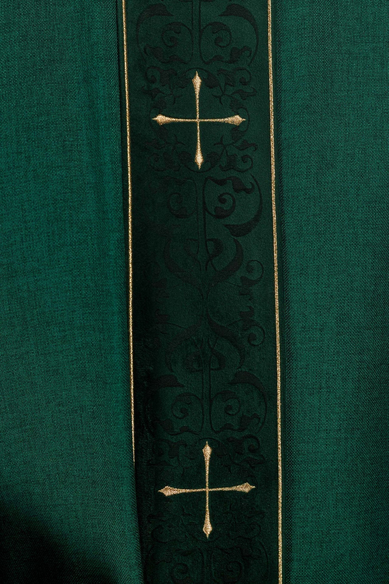 Casula di colore verde con fascia e colletto ricamati a croci LE/7073/01 - PERILPRETE.IT