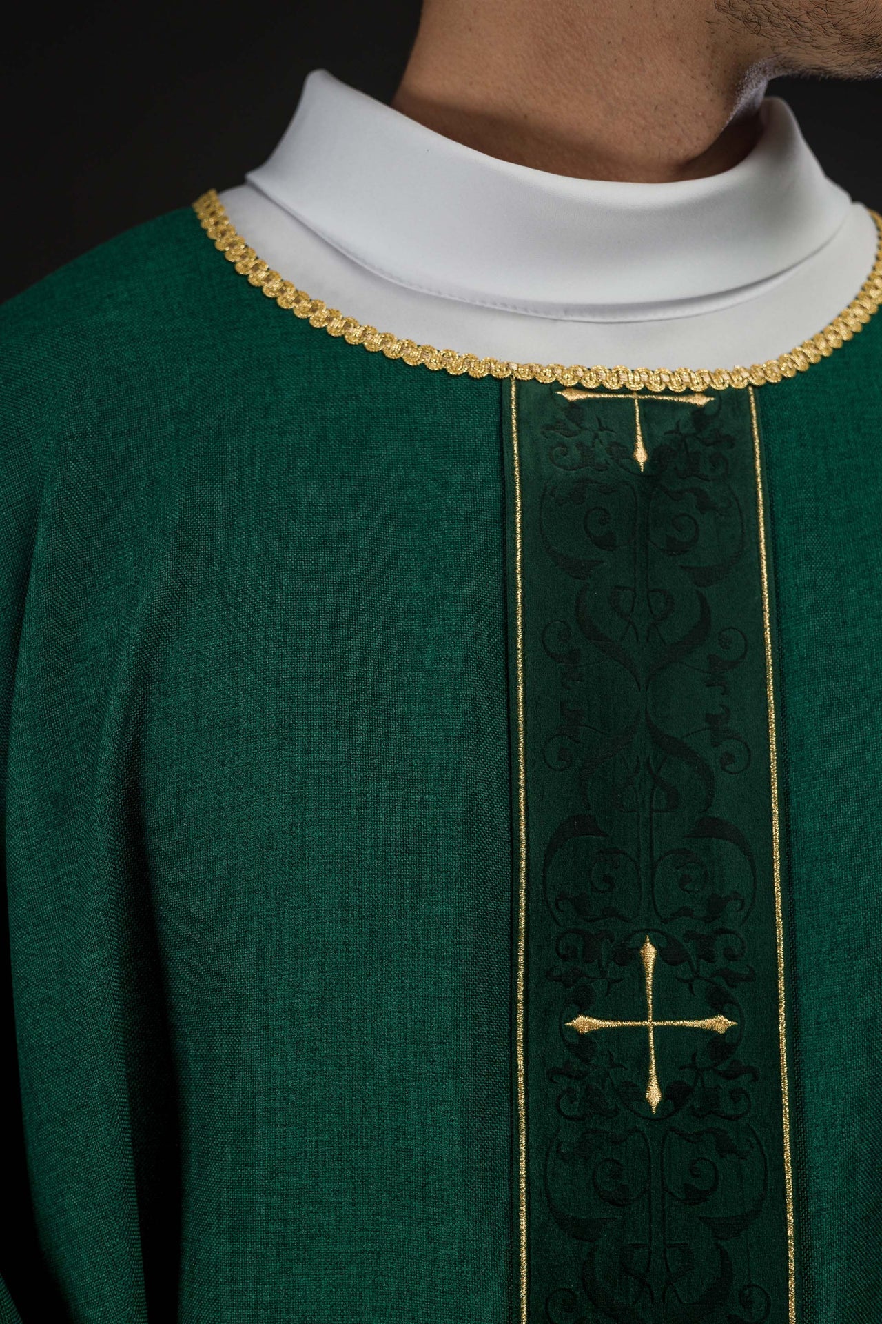 Casula di colore verde con fascia ricamata a croci LE/7074/01 - PERILPRETE.IT