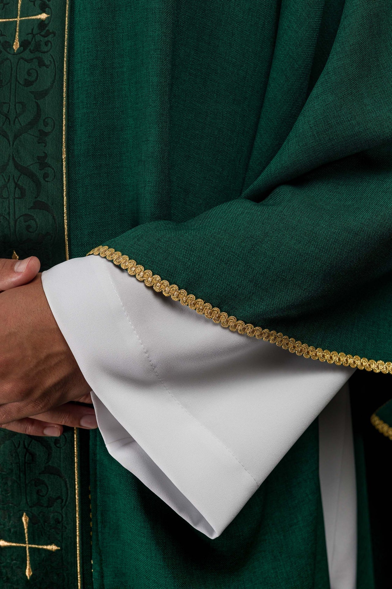 Casula di colore verde con fascia ricamata a croci LE/7074/01 - PERILPRETE.IT