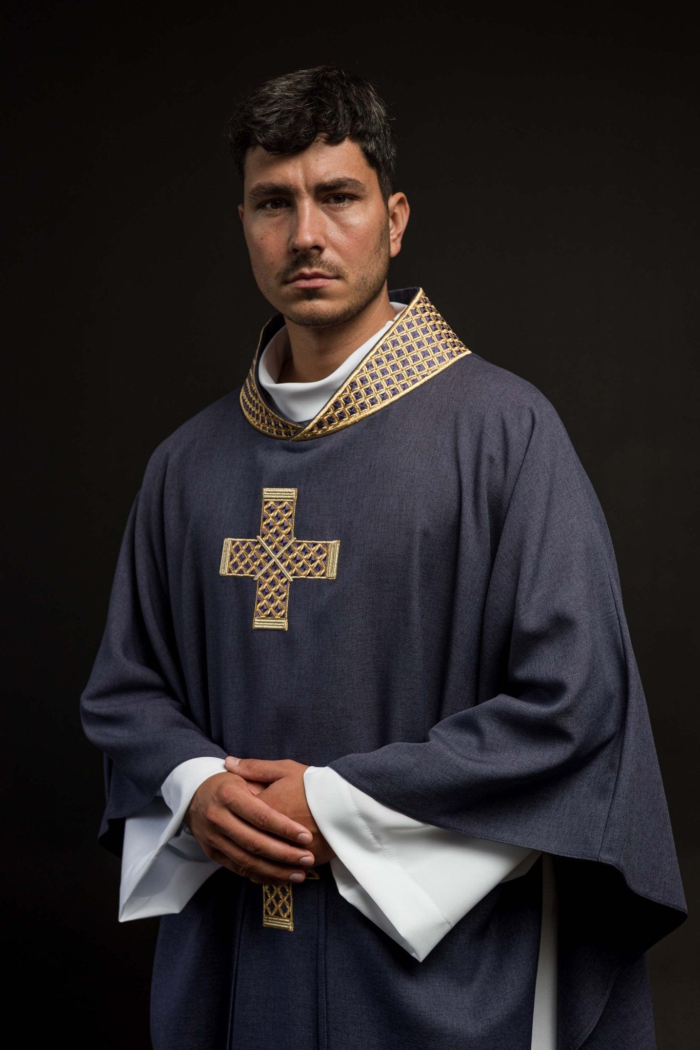 Casula di colore viola con croci e colletto ricamati S-7070-03-70 - PERILPRETE.IT