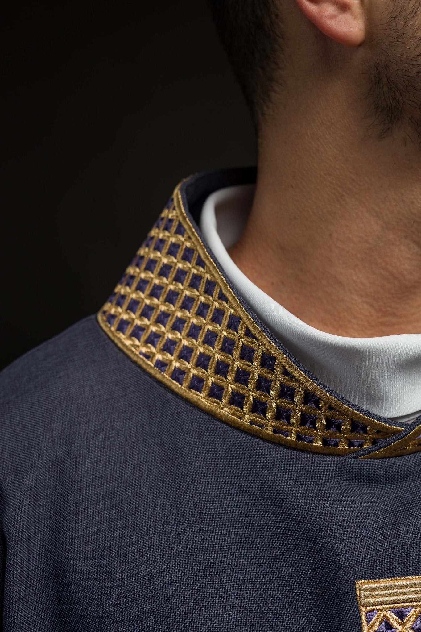 Casula di colore viola con croci e colletto ricamati S-7070-03-70 - PERILPRETE.IT