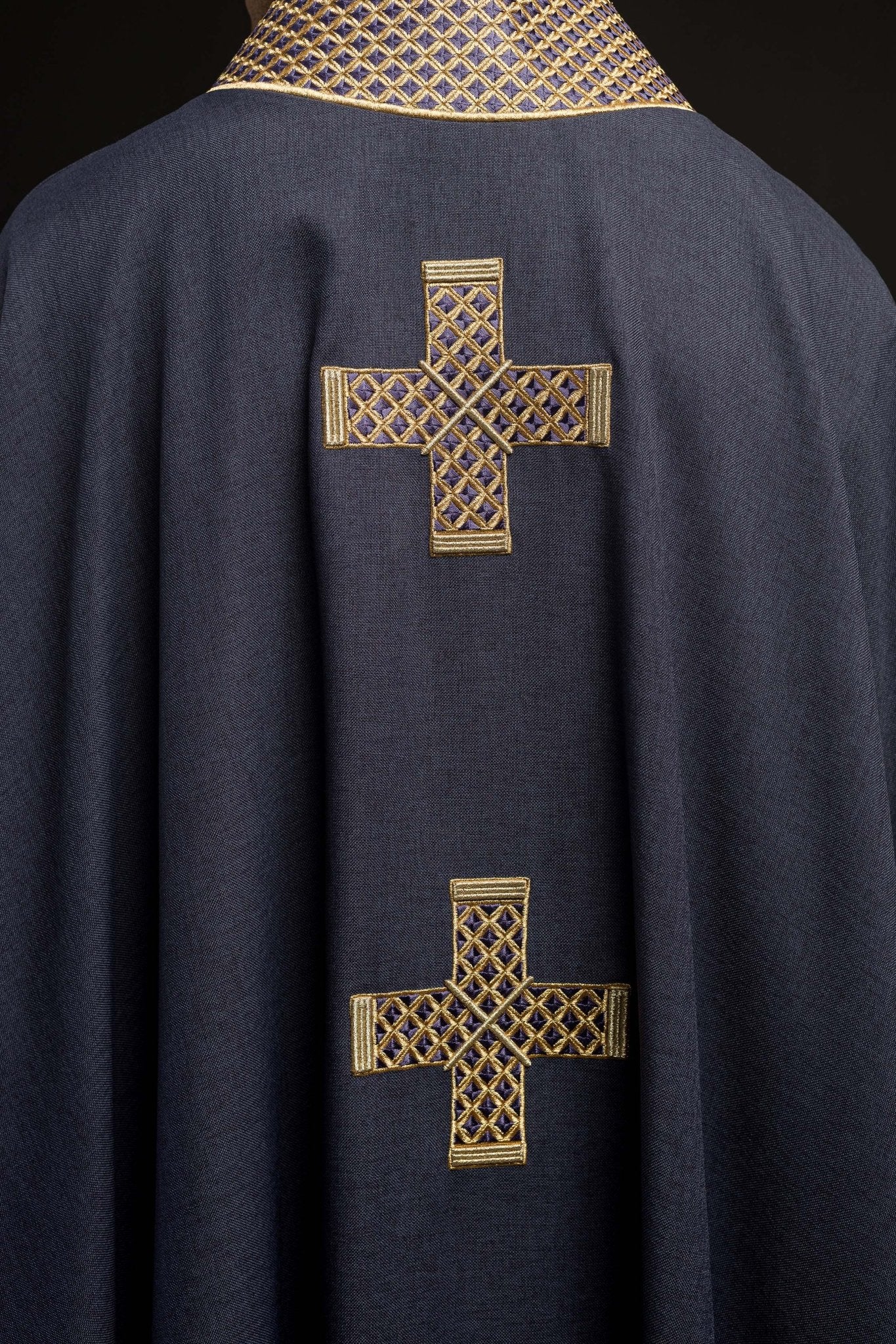Casula di colore viola con croci e colletto ricamati S-7070-03-70 - PERILPRETE.IT
