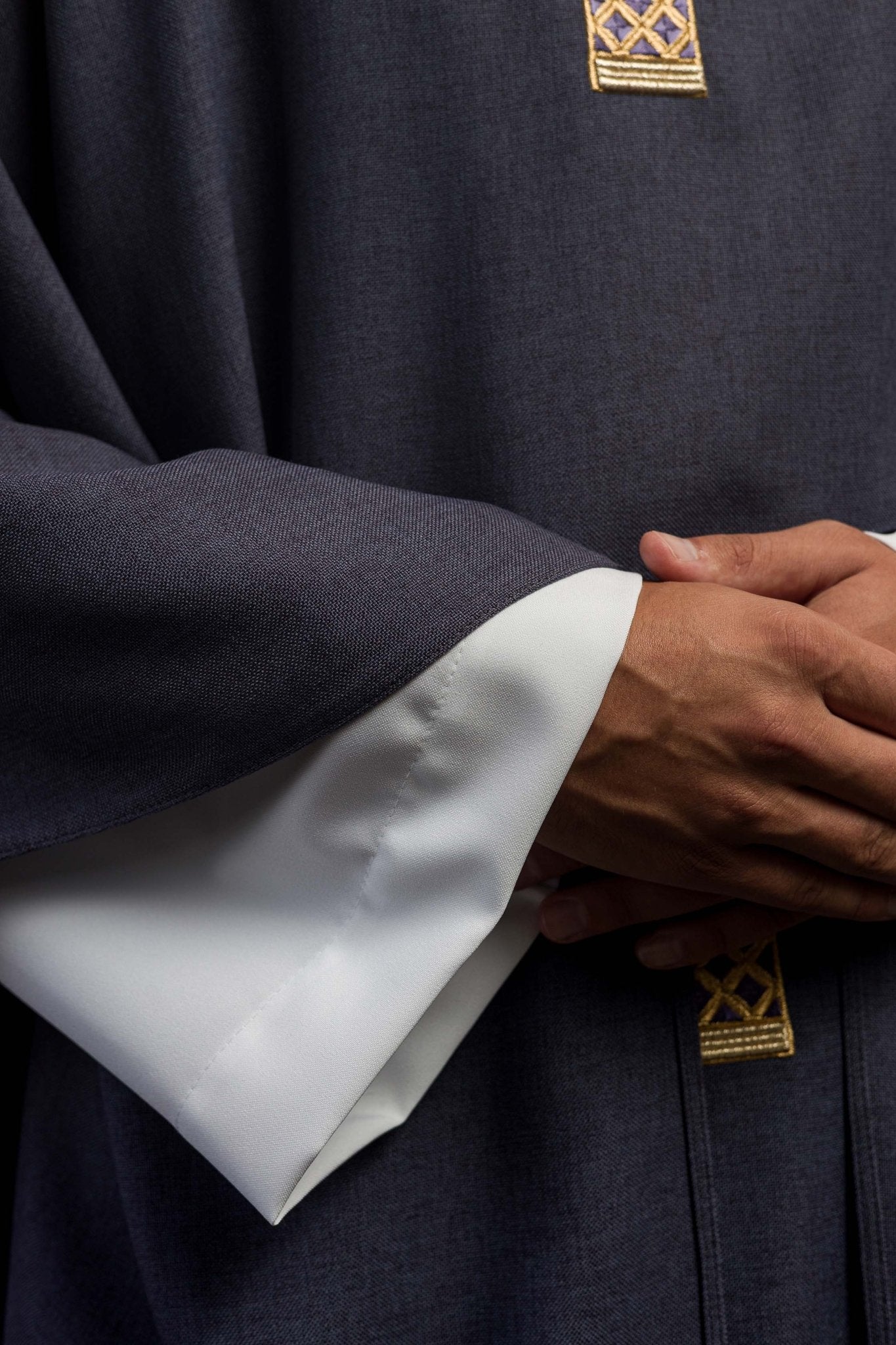 Casula di colore viola con croci e colletto ricamati S-7070-03-70 - PERILPRETE.IT