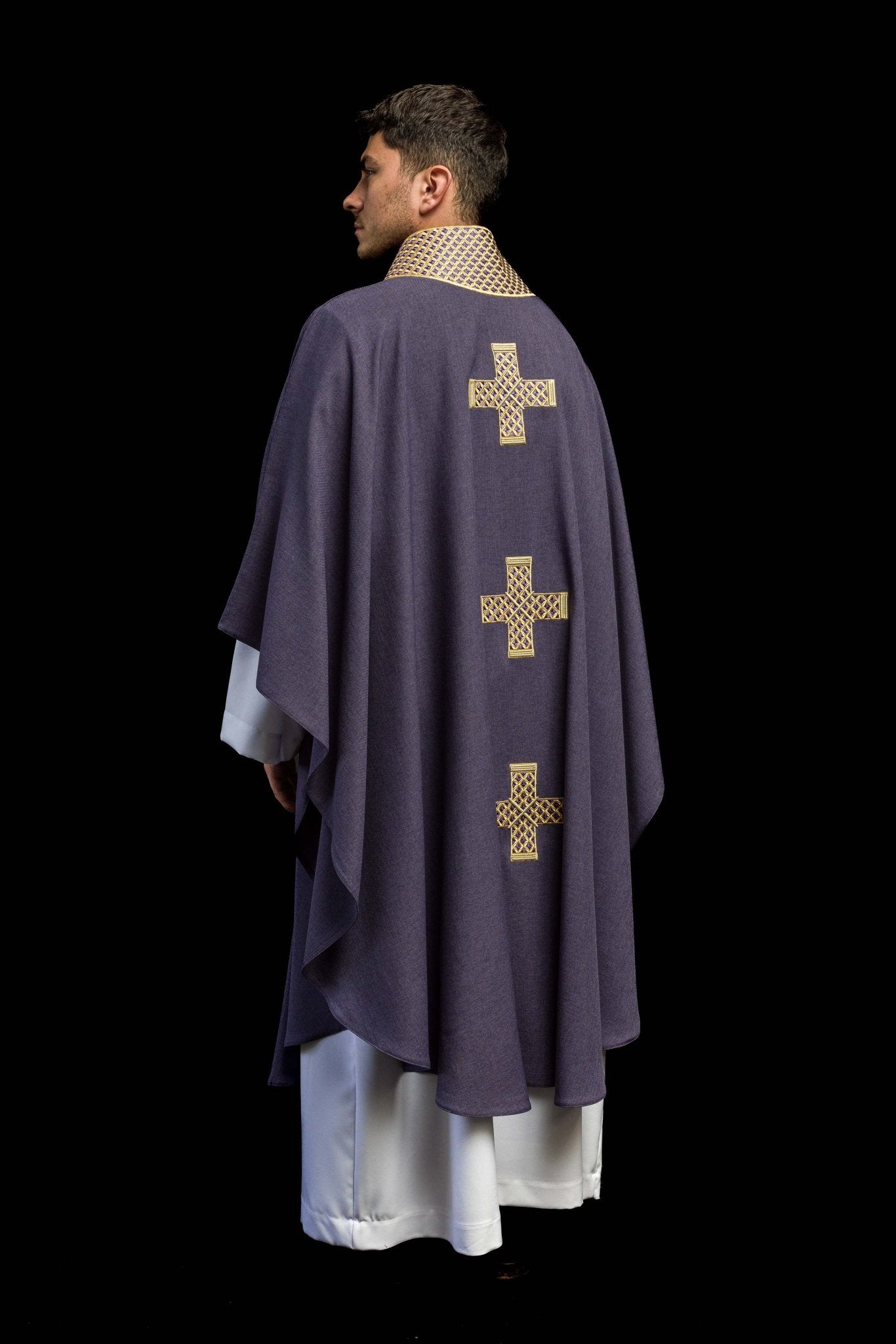 Casula di colore viola con croci e colletto ricamati S-7070-03-70 - PERILPRETE.IT