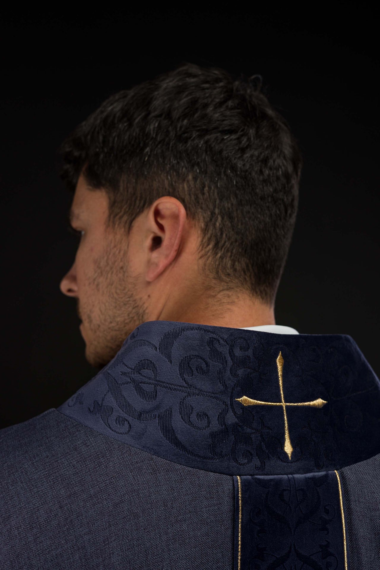 Casula di colore viola con fascia e colletto ricamati a croci LE/7073/03 - PERILPRETE.IT