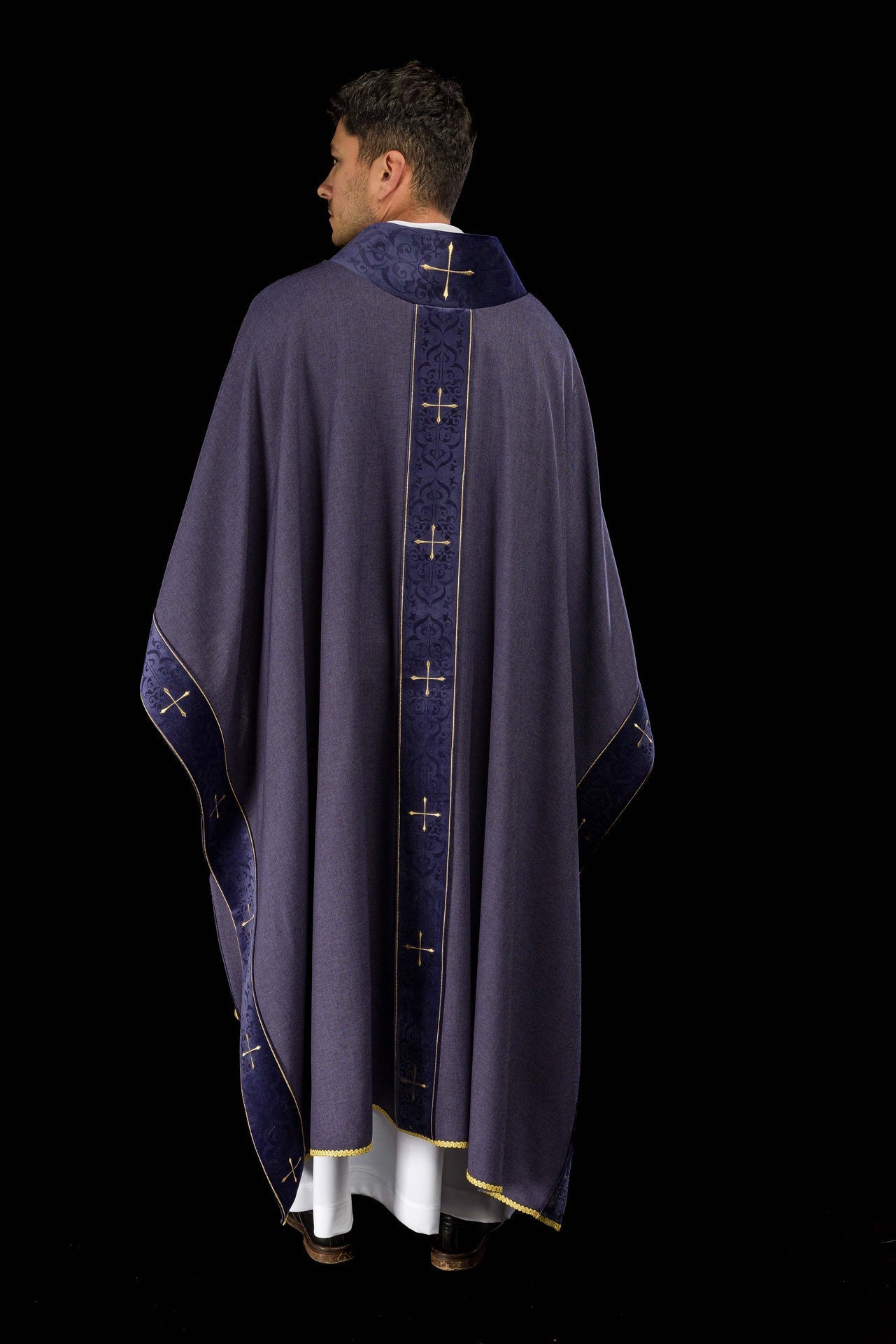 Casula di colore viola con fascia e colletto ricamati a croci LE/7073/03 - PERILPRETE.IT