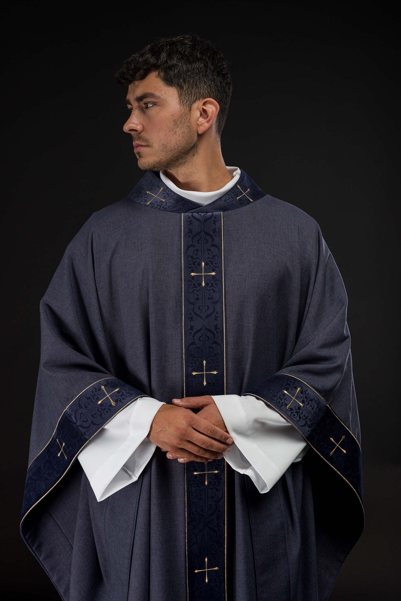 Casula di colore viola con fascia e colletto ricamati a croci LE/7073/03 - PERILPRETE.IT