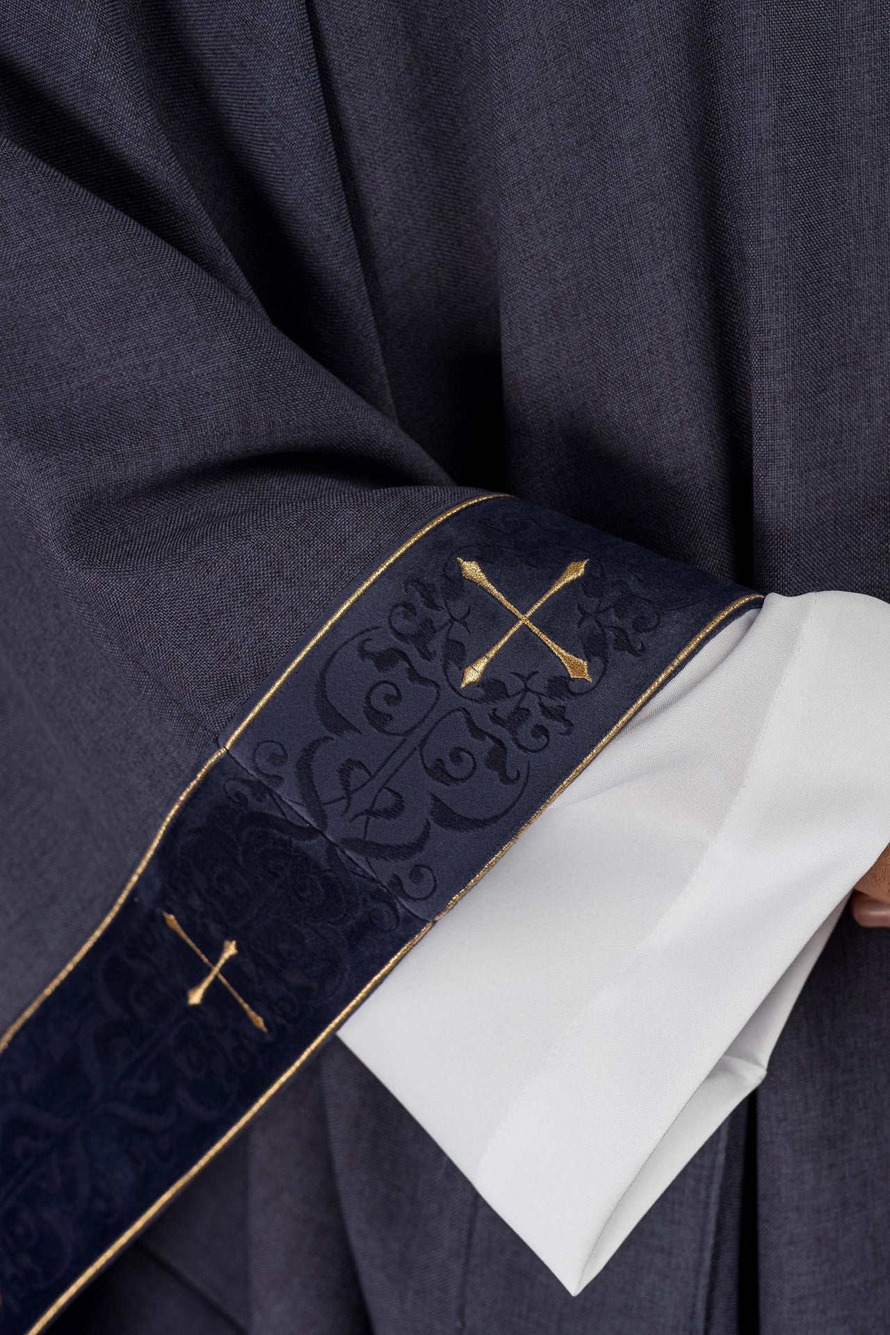 Casula di colore viola con fascia e colletto ricamati a croci LE/7073/03 - PERILPRETE.IT