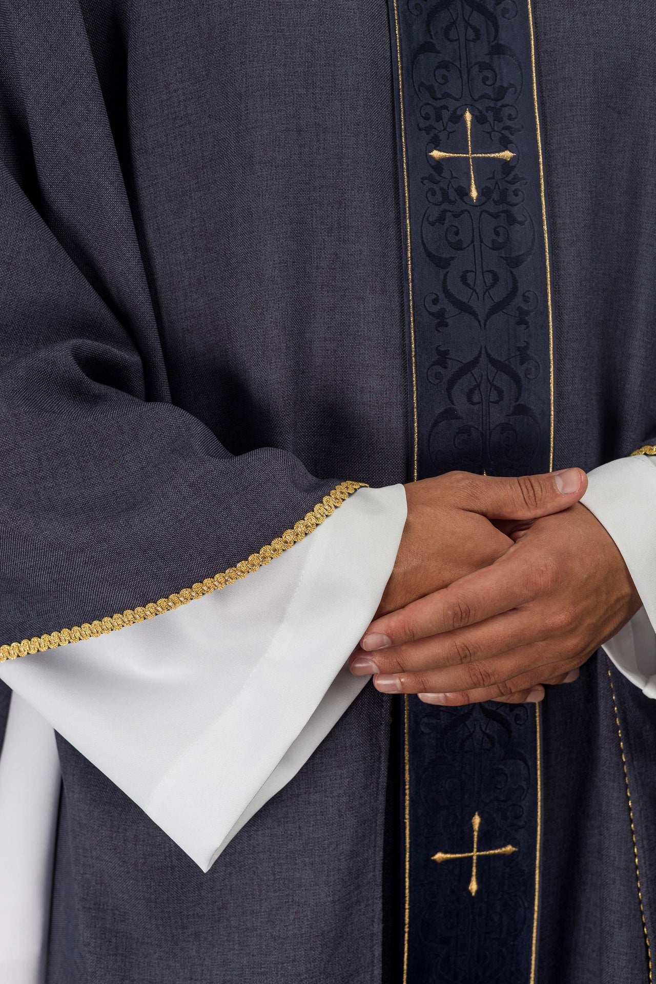 Casula di colore viola con fascia ricamata a croci LE/7074/03 - PERILPRETE.IT