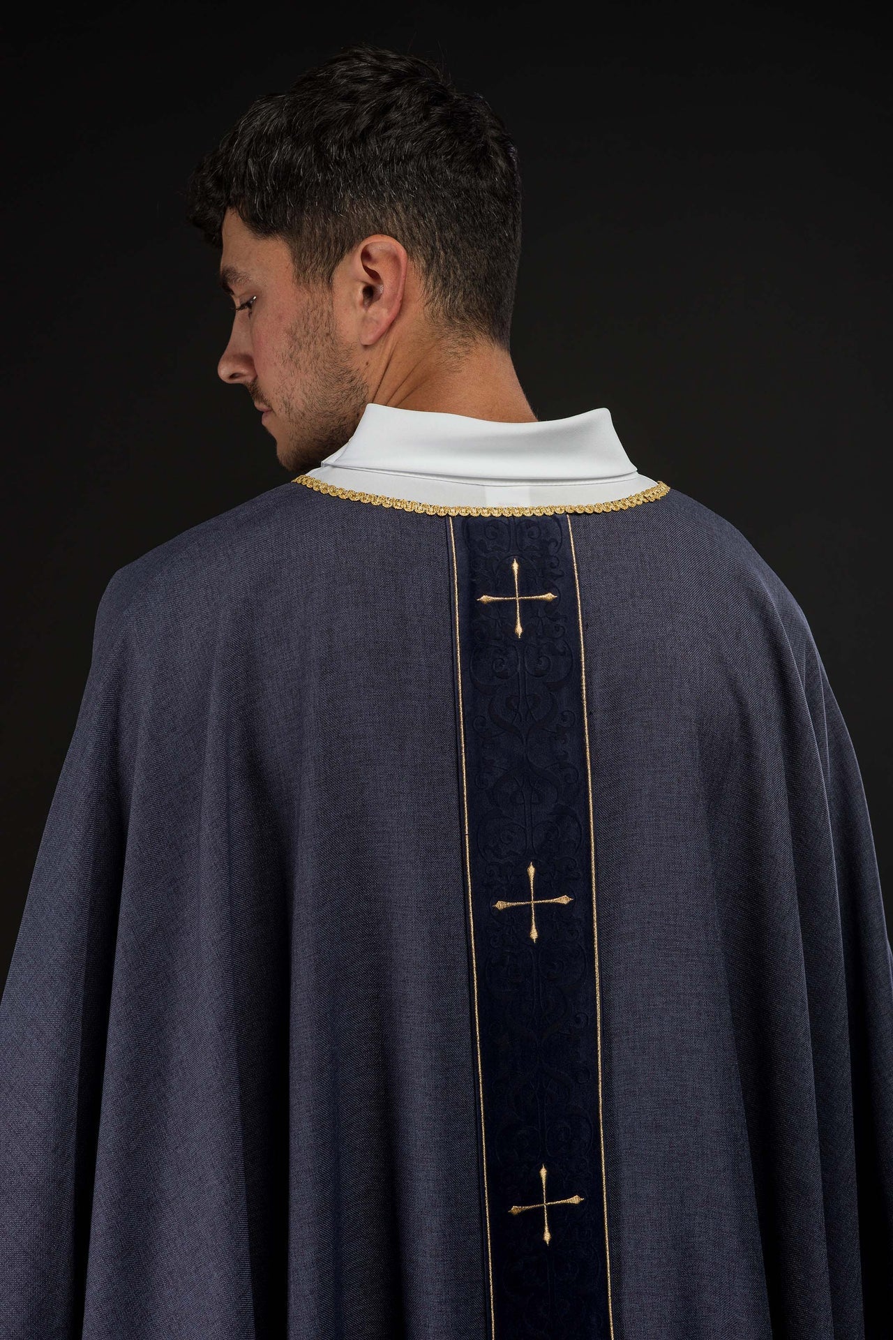 Casula di colore viola con fascia ricamata a croci LE/7074/03 - PERILPRETE.IT