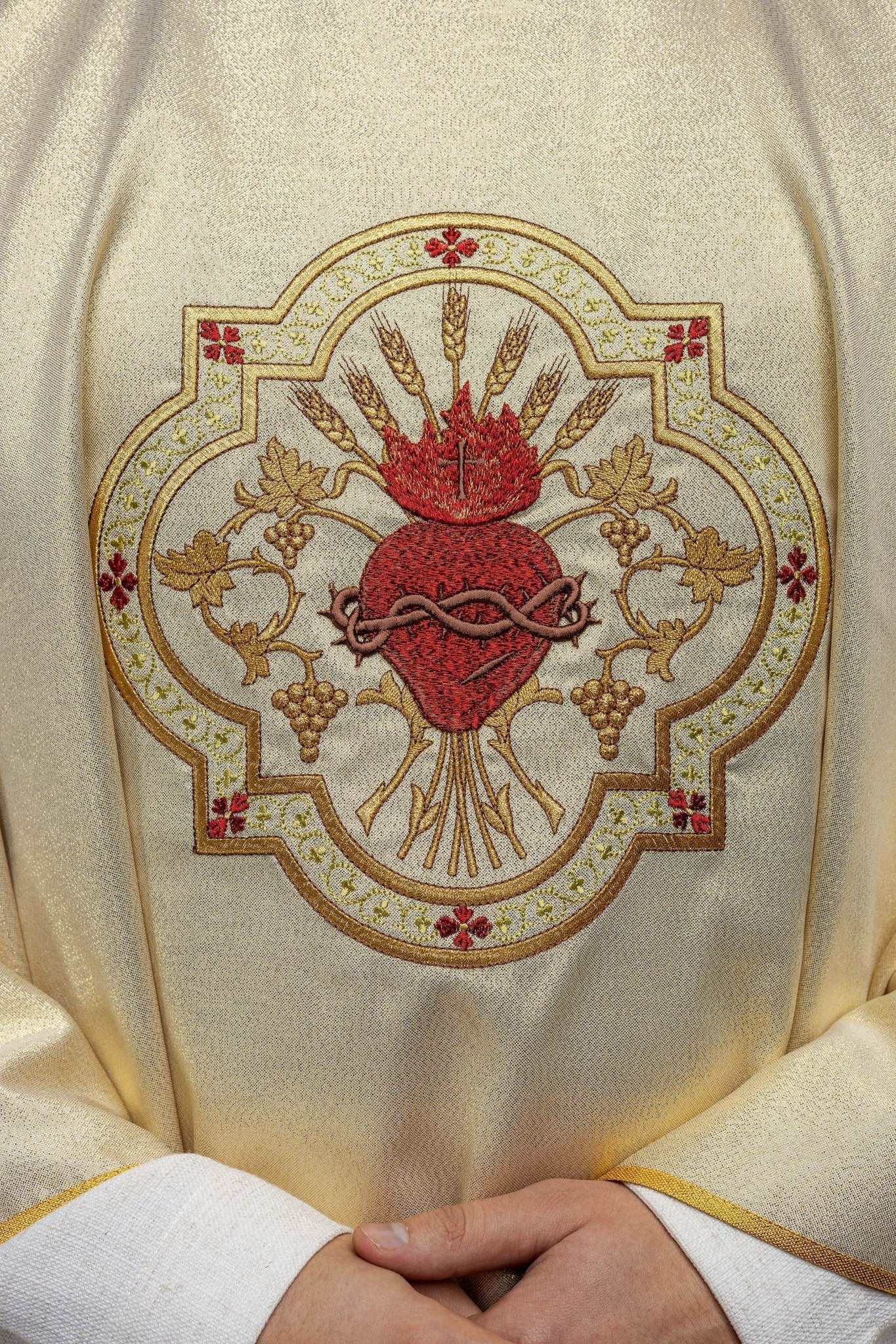 Casula dorata ricamo con motivo del Sacro Cuore di Gesù e Calice KOR/118/10/37 ZŁOTO - PERILPRETE.IT