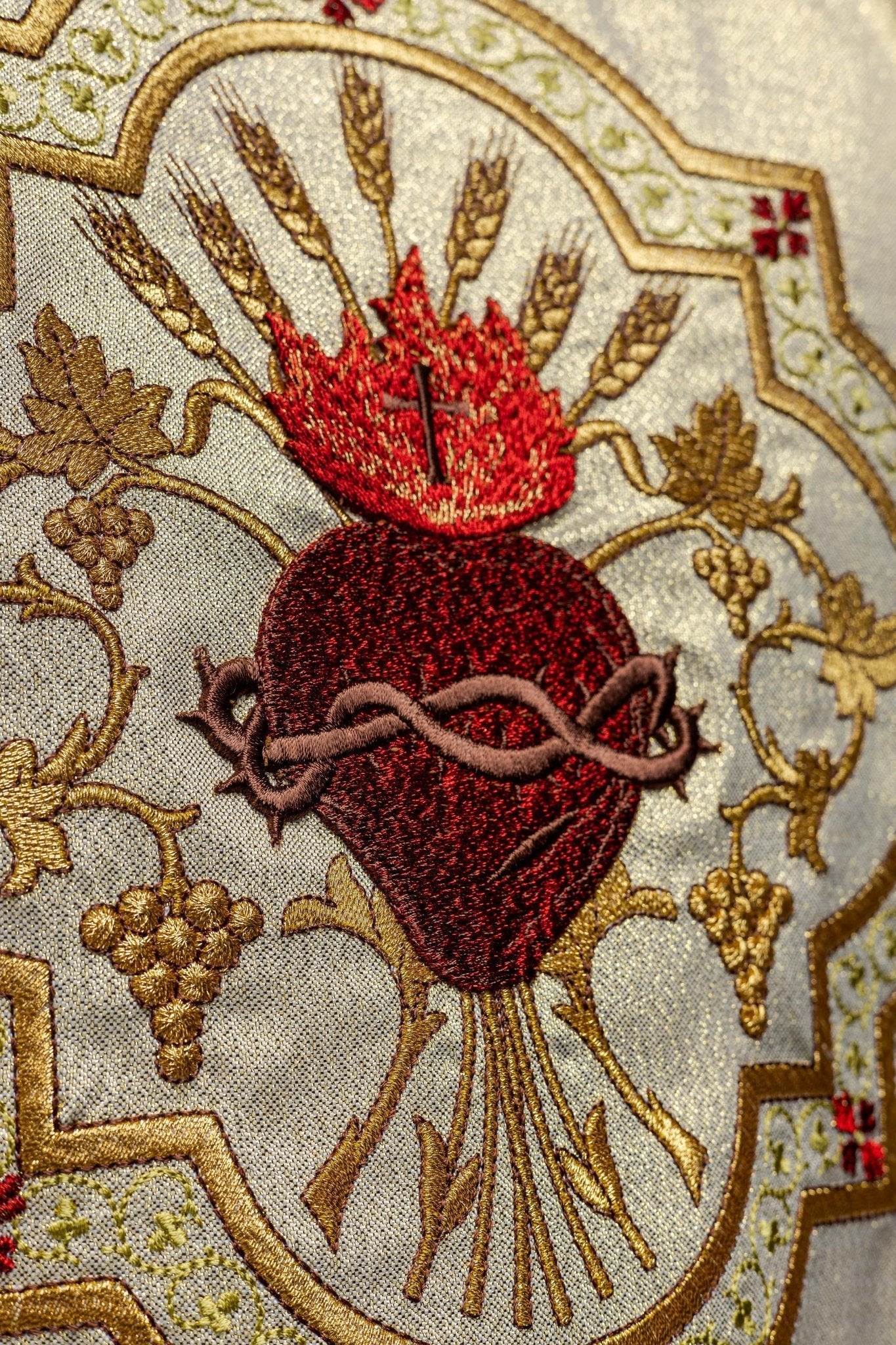 Casula dorata ricamo con motivo del Sacro Cuore di Gesù e Calice KOR/118/10/37 ZŁOTO - PERILPRETE.IT