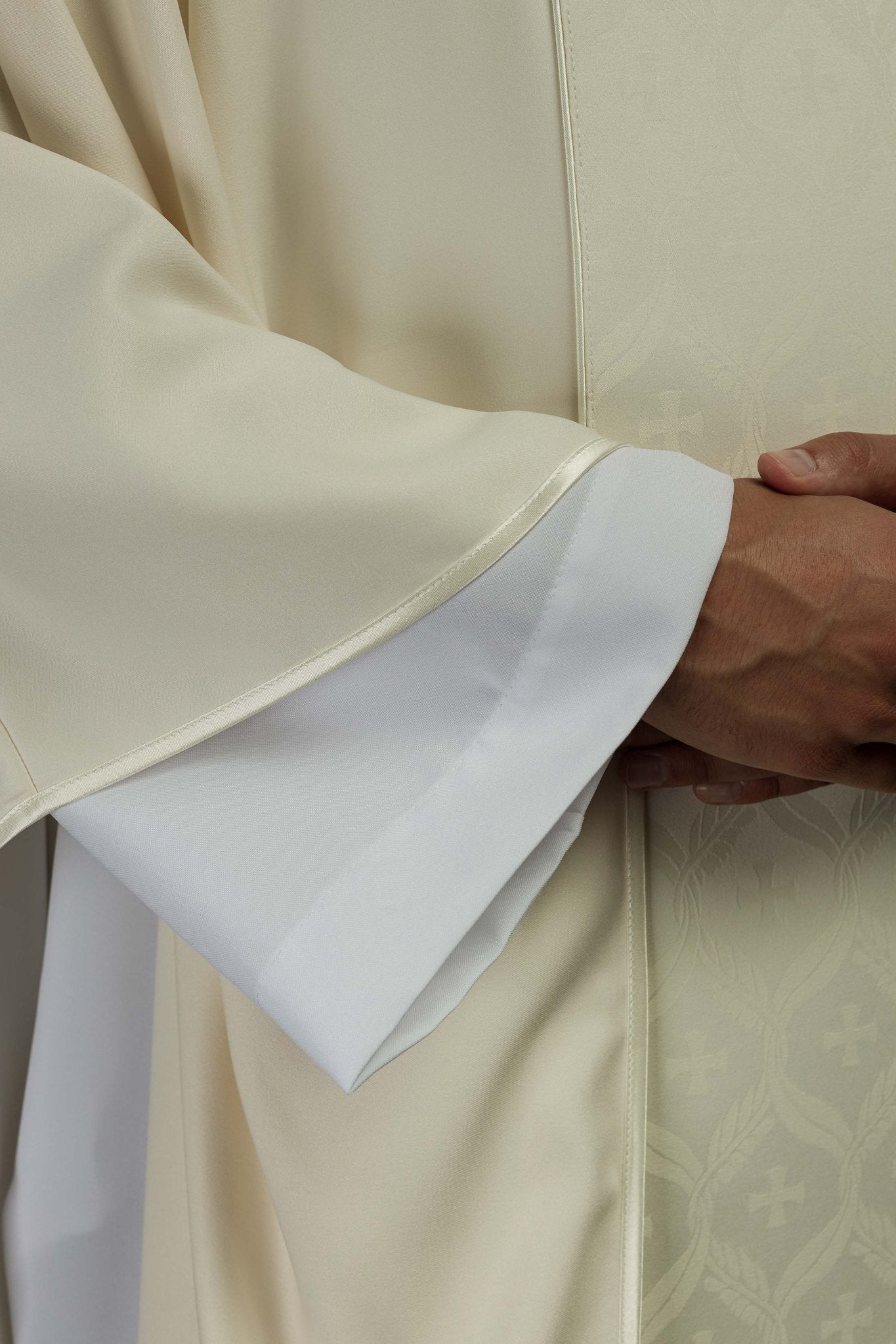 Casula écru con banda jacquard decorata con croci KOR/402/05/53 - PERILPRETE.IT