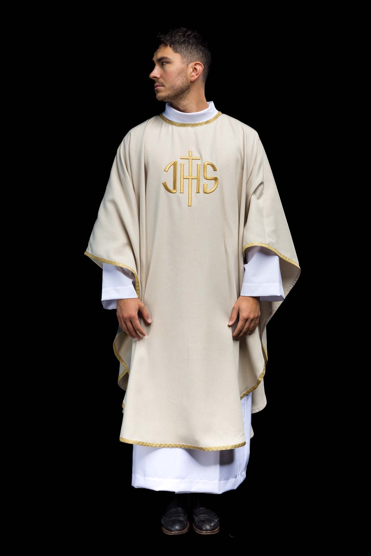 Casula liturgica color écru con ricamo dorato IHS KOA/001/05/70 - PERILPRETE.IT