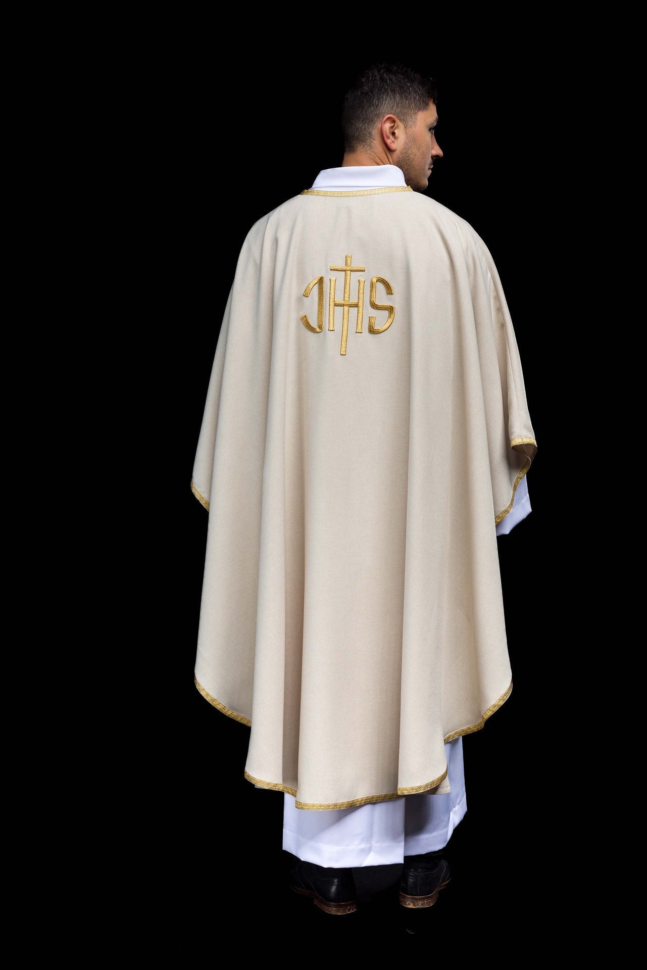 Casula liturgica color écru con ricamo dorato IHS KOA/001/05/70 - PERILPRETE.IT
