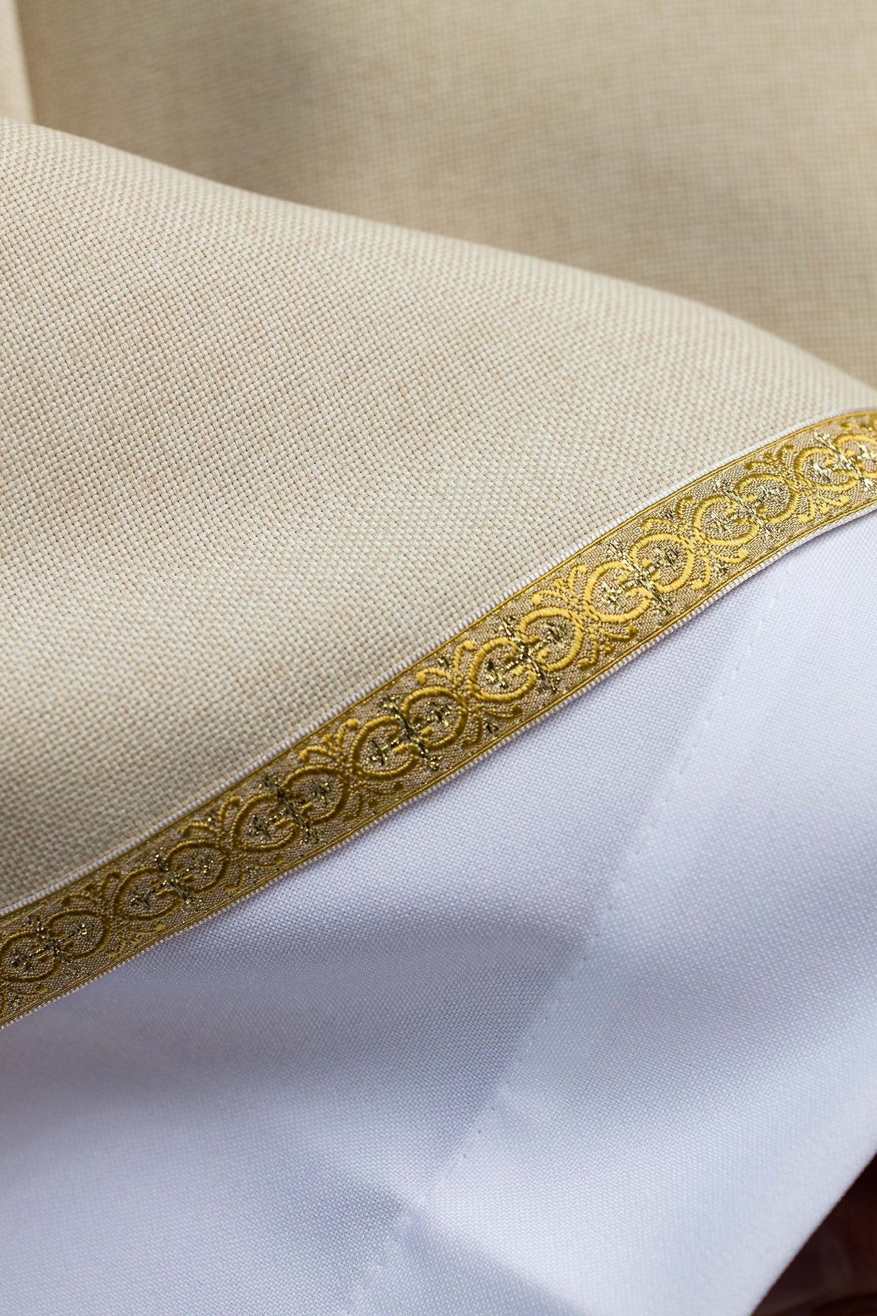 Casula liturgica color écru con ricamo dorato IHS KOA/001/05/70 - PERILPRETE.IT