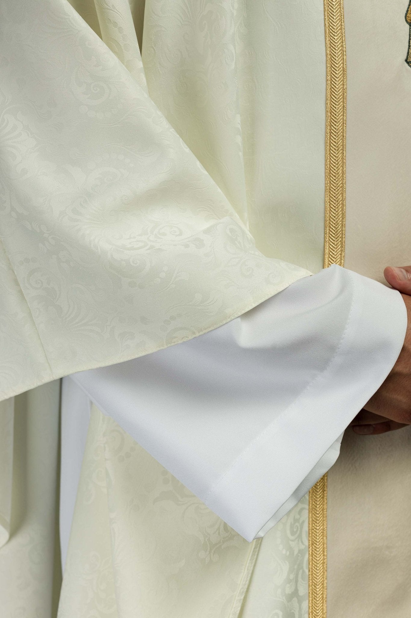 Casula liturgica color ecru con stolone e ricamo della croce su tessuto jacquard KOA/007/05/98 - PERILPRETE.IT